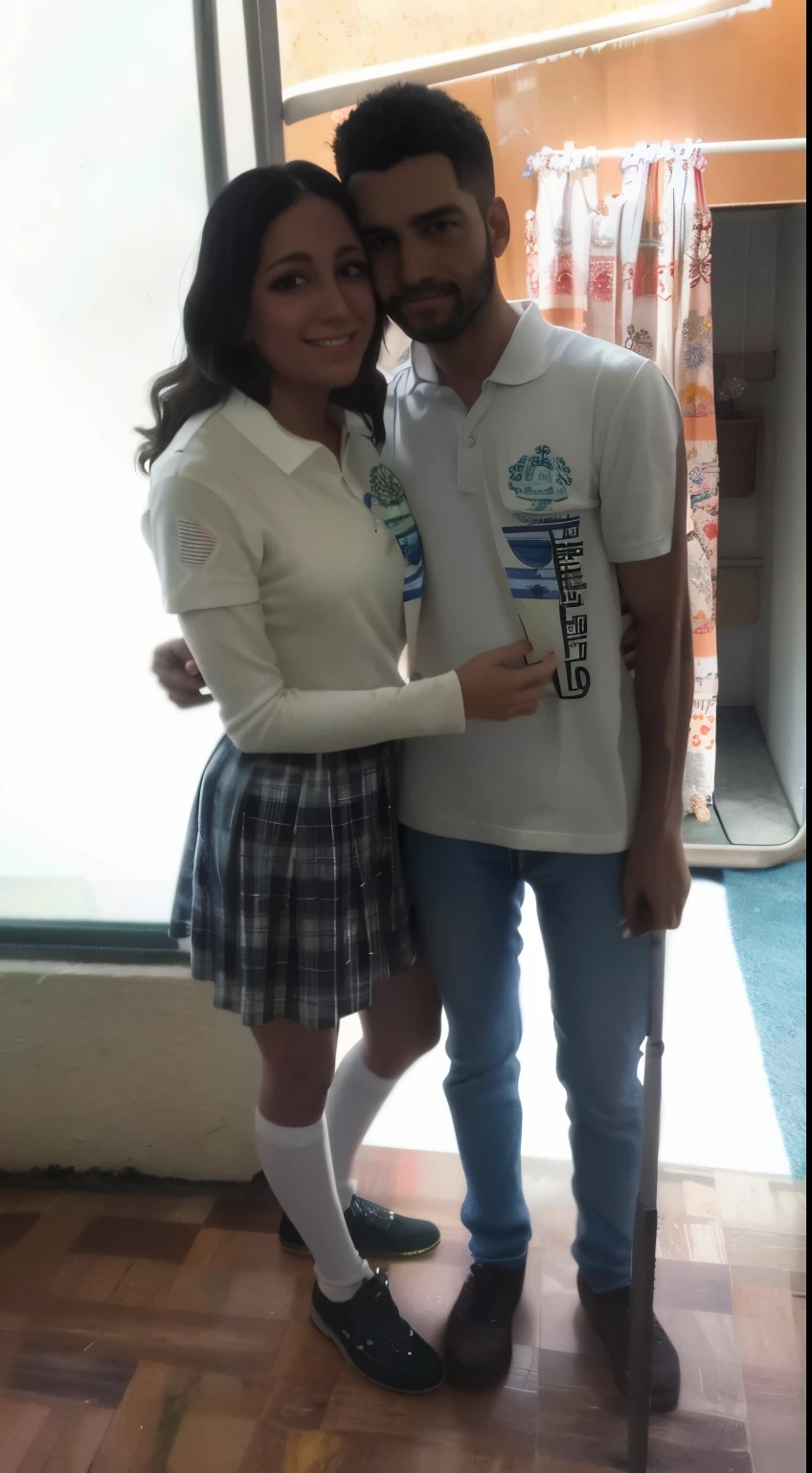Hay un hombre y una mujer parados uno al lado del otro, Llevar uniforme escolar, Modelaje para Dulce y Gabanna, usar un uniforme escolar, con ella larga, Uniforme escolar, en PIF, Uniforme JK, en camiseta, photo session, Pareja encantadora, En pie!!, cuerpo completo!, Scandy y Arender, desaturados!!, feliz!!!, estudiante, Con Godray