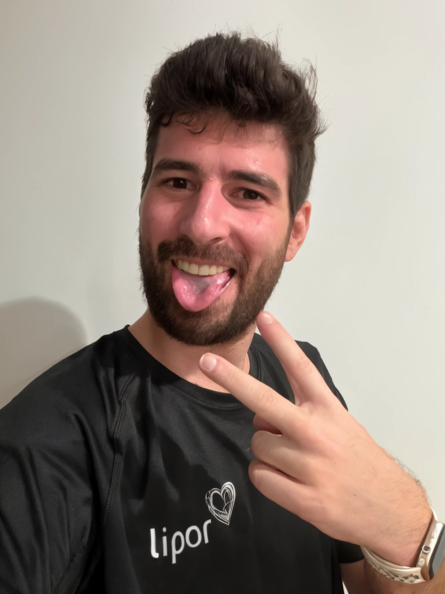 there is a man with a beard making a peace sign, h3h3, Carmelo Blandino, Fotografia selfie 8k, diego fernandez, Diego Fazio, zac retz, lucas graziano, foto de perfil headshot, Condutor de Ene, Zachary Corzine, rosto suado, Borja, small heart - shaped face, giving a thumbs up to the camera
