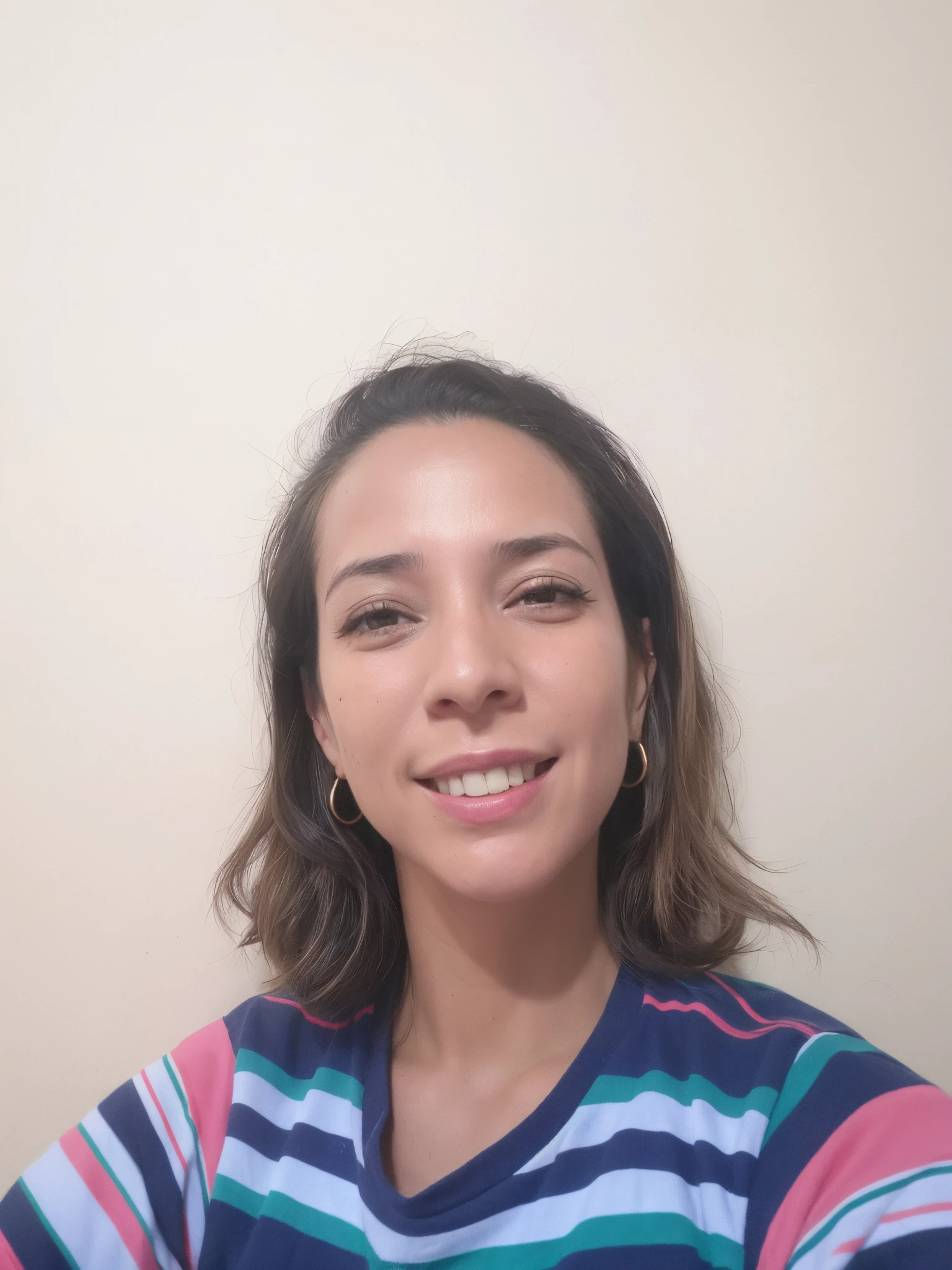 mulher sorridente com uma camisa listrada e brincos sentada em frente a uma parede, fernanda suarez, (38 anos), Directed by: Nandor Soldier, imagem frontal, 3 5 year brazilian mother, Malika Favre, Mulheres de 40 anos, Anos Imane, 38 anos, Mulher de 30 anos, retrato frontal