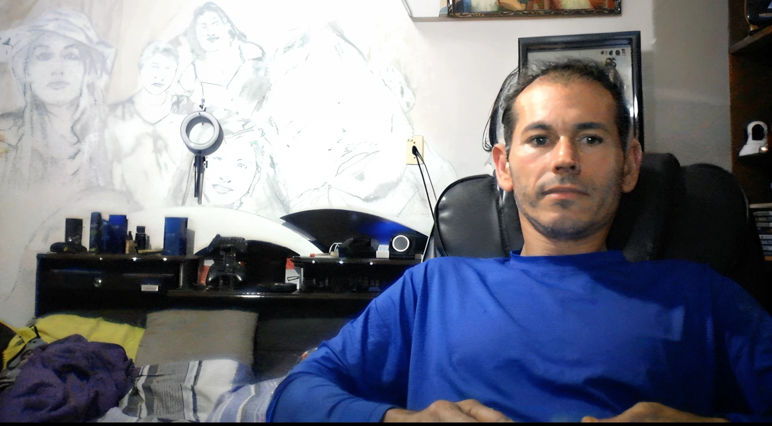 estou com o rosto bem bonito em um lugar moderno imagem boa 4k