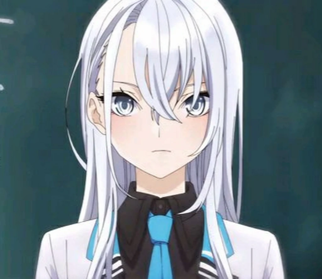 garota de anime com longos cabelos brancos e gravata azul em frente a um quadro negro, NYARUKO-SAN, cabelos prateados, do anime chamada Lucy, meninaita de cabelos brancos, cabelos brancos, menina cabeleado, Hajime Yatatate, cabelos brancos, Tsuaii, cabelos prateados (rabo-de-cavalo), como um personagem de anime, personagem de anime feminino, um louco de cabelos prateados