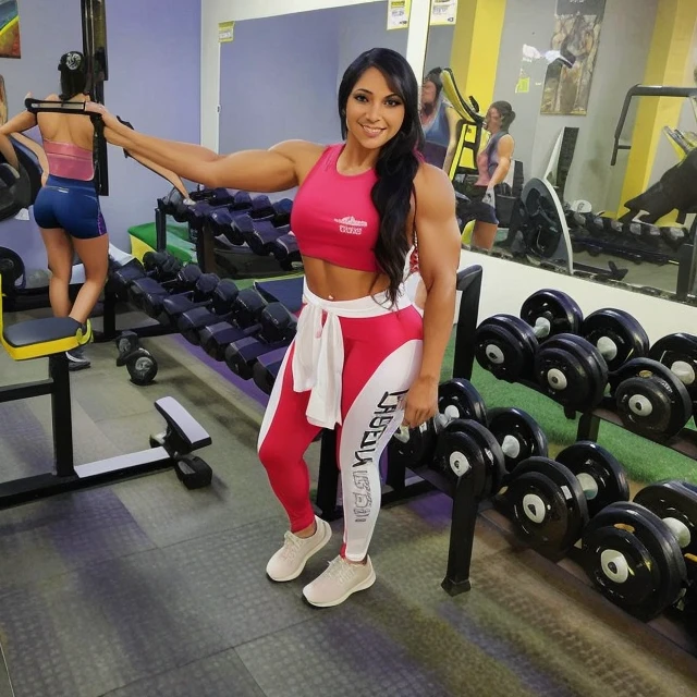 Hay una mujer con un top rosa y pantalones blancos en un gimnasio., IFBB Fitness Cuerpo, en un gimnasio, fit curvy physique, Cottagecore!! Cuerpo fitness, Foto en forma, Chica en forma, Cuerpo en forma, Hacer ejercicio, fit physique, Parece Fabiula Nascimento, fitness model, Mariscala Becker, by Gina Pellón