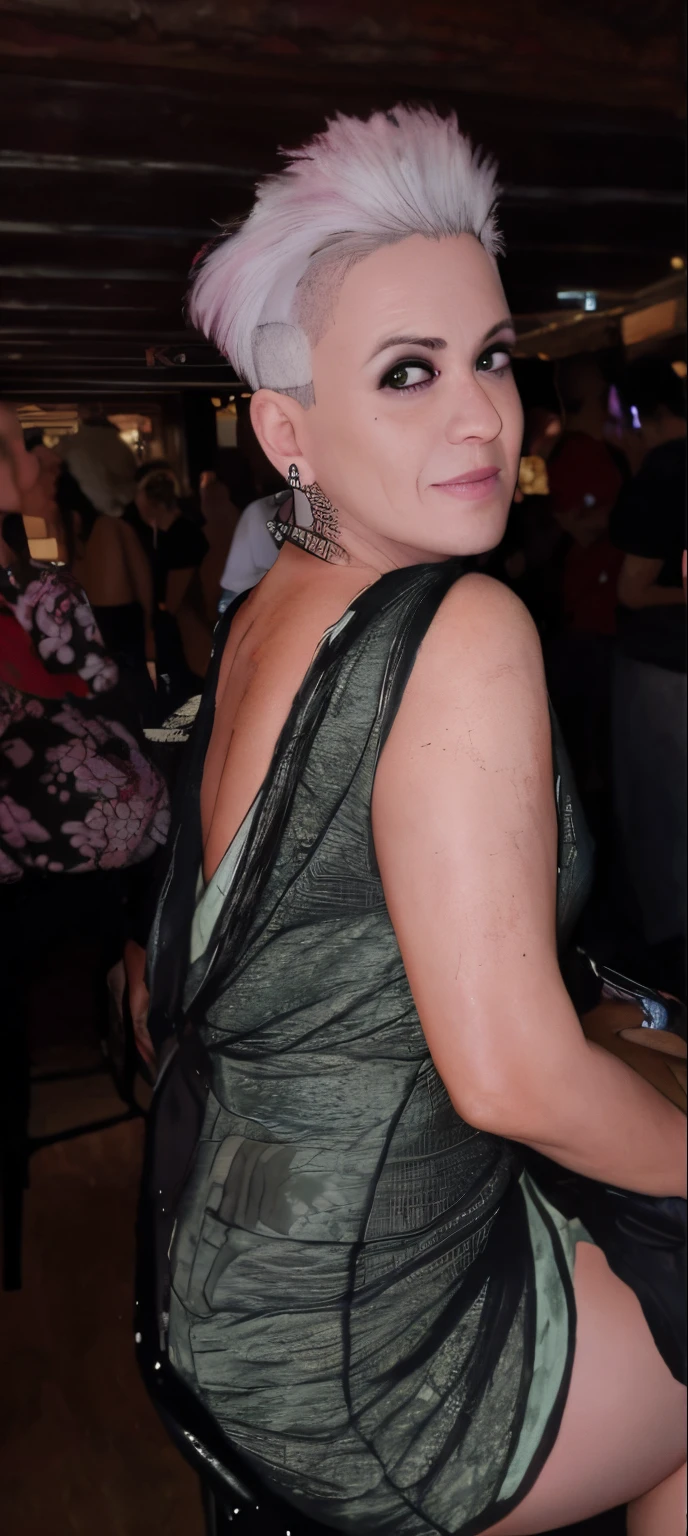 mulher loira com cabelos brancos sentada em um banquinho em um bar, photo from behind, candid shot, taken in the early 2020s, Photo taken from behind, taken in the late 2010s, olhando para o lado, photo from behind, olhando de lado!, olhando para o lado, seen from back, tiro pelas costas
