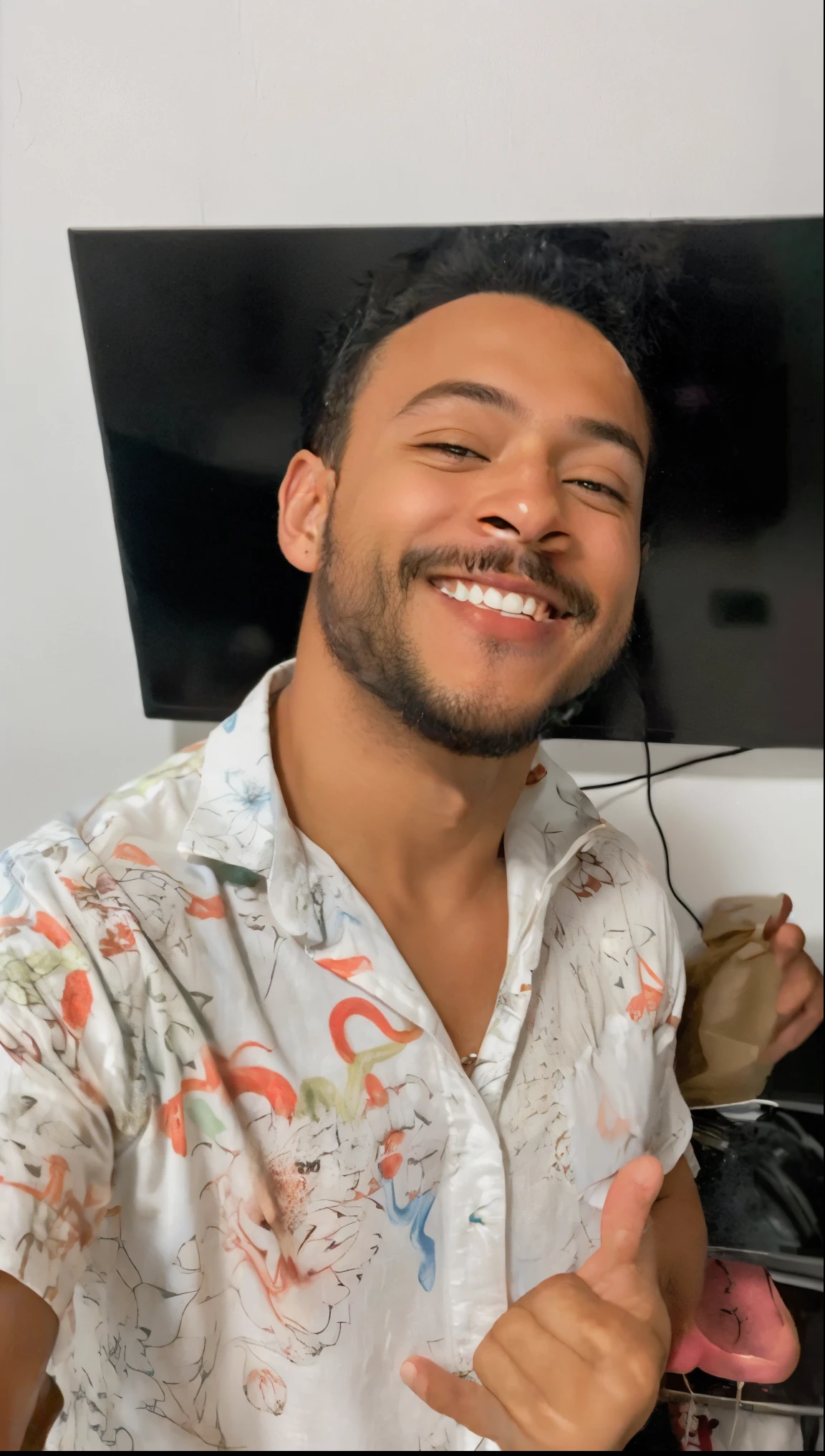 homem sorridente de camisa fazendo sinal de positivo na frente de uma TV, imagem de perfil, foto de perfil headshot, foto do perfil, taken in the early 2020s, caio santos, foto de perfil, Cantor Maluma, imagem de qualidade muito baixa, he's smiling, foto de perfil, bonito e sorridente, album photo, imagem do avatar, playful grin