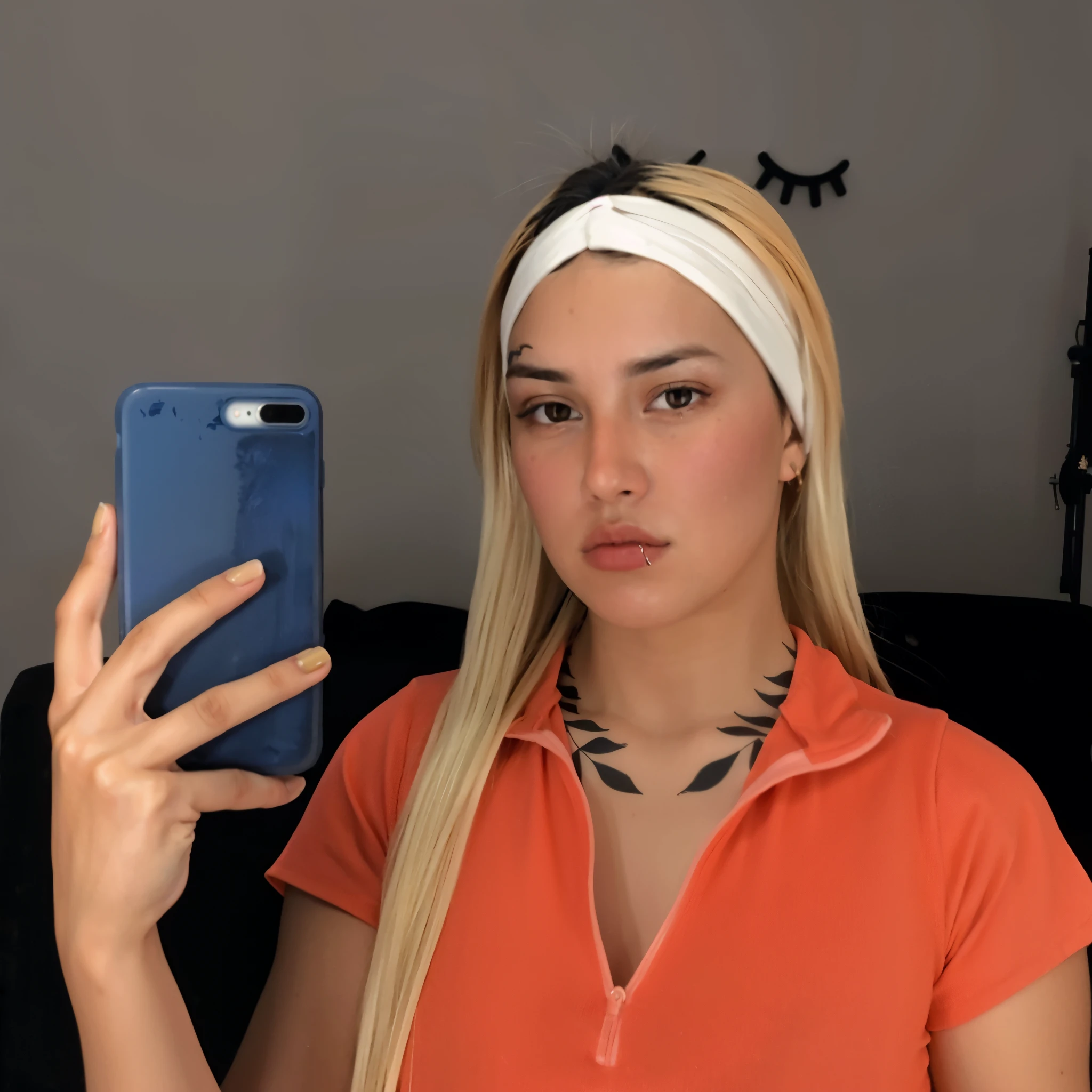 Blonde woman taking a selfie with her cell phone in a living room, Cara como Ester Exposito, selfie de una mujer joven, Ava Max, imagen frontal, con cabello largo y rubio, imagen de muy muy muy baja calidad, Kailee Mandel, con una gargantilla y un lindo sombrero, inspirado por Ion Andreescu, 2 4 year old female model