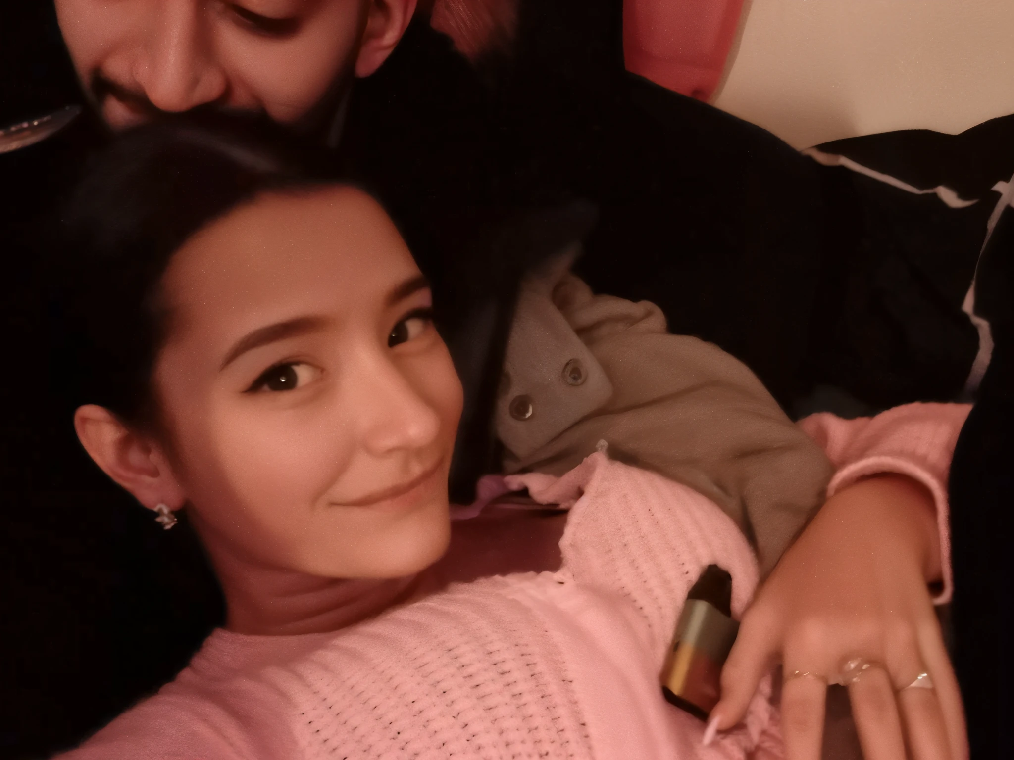 Auf einem Bett liegt eine Frau, while a man holds a cell phone in his hand, durchgesickertes Foto, Sehr, very poor image quality, High-quality upload, mit ihrem langen, โจ๐๐, Nacht!, ๐ญ ๐คฎ ๐ ๐, ((oversaturated)), mein kleines Alles, Gut redigiert, mit Warze, ๐ญ๐คฎ ๐, Profilbild, 1 8 I