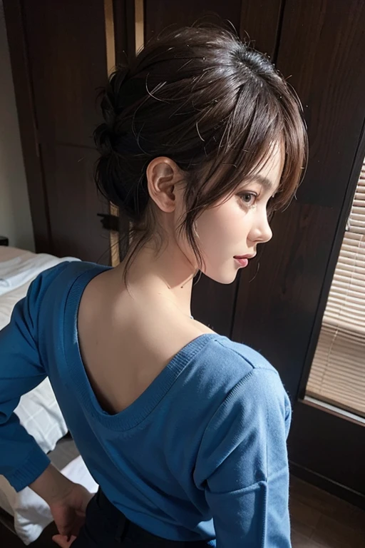 、Taken from an angle where you can see your back