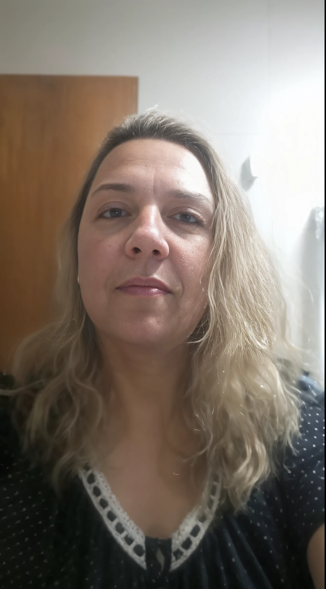 Uma mulher loira fazendo uma selfie