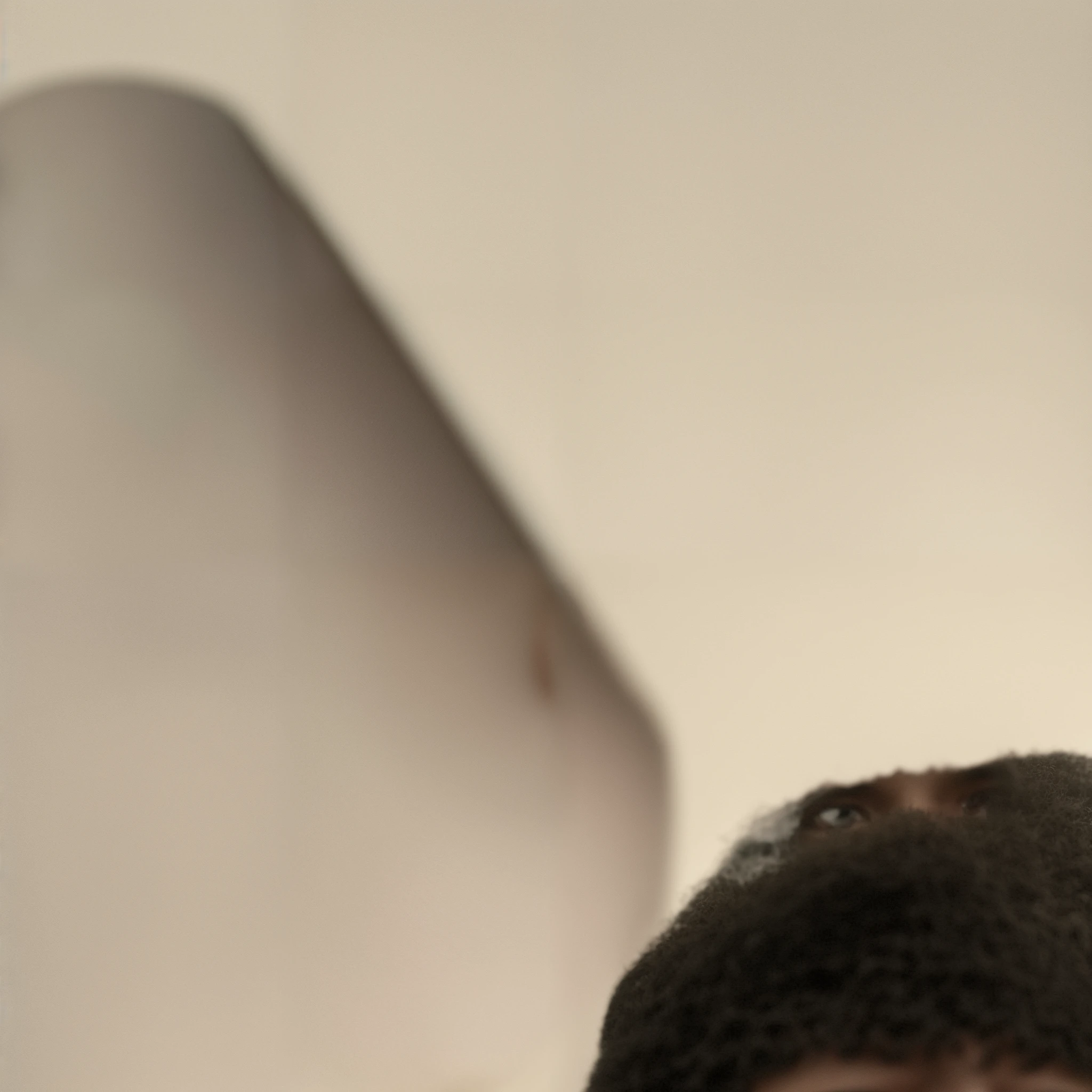 homem arafiado com barba e capuz em um trem, Fotografia selfie 8k, edin durmisevic, Alexandros Pyromallis, Postagem no Reddit, selfie de um homem, staring directly at camera, taken in the early 2020s, selfie shot straight on angle, Aykut Aydogdu, staring directly at camera