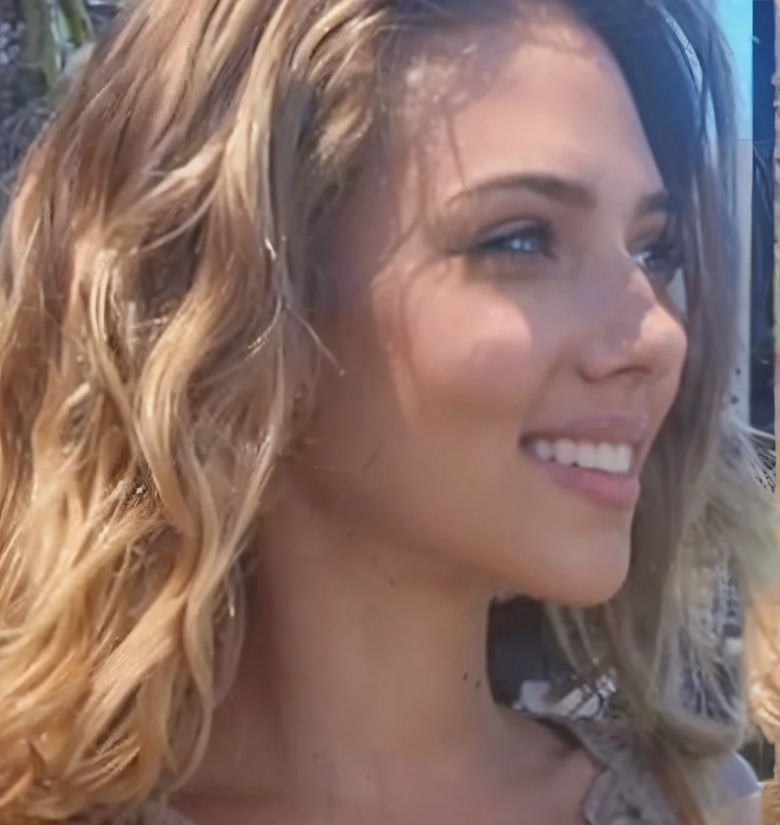 mulher arafada com cabelo comprido e um colar sorrindo, Mulher francesa de 30 anos, foto de perfil, Mulher de 30 anos de Cuba, Retrato Sophie Mudd, Ana de Armas, sem maquiagem cabelo ondulado, 19-year-old girl, imagem de corpo inteiro, foto do corpo, Retrato de Ana de Armas, foto vazada