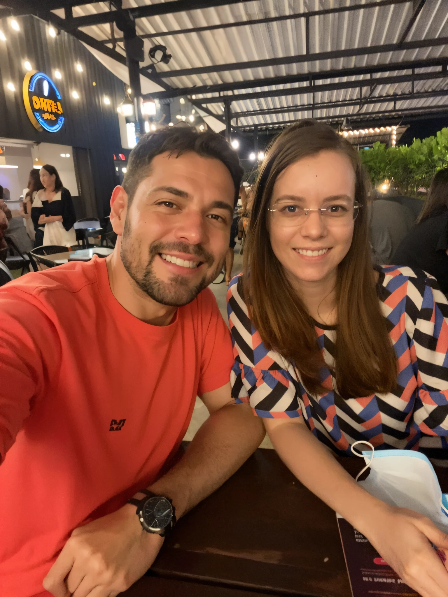 there is a man and woman sitting at a table with a drink, Directed by: Nandor Soldier, In Sao Paulo, Casal feliz, 4 k post, Postagem 4k, Noite!, imagem de perfil, Fotografia tirada em 2 0 2 0, at night, par, Valentina Embaralhamento, photo taken at night, divertindo-se, Directed by: David Ruby