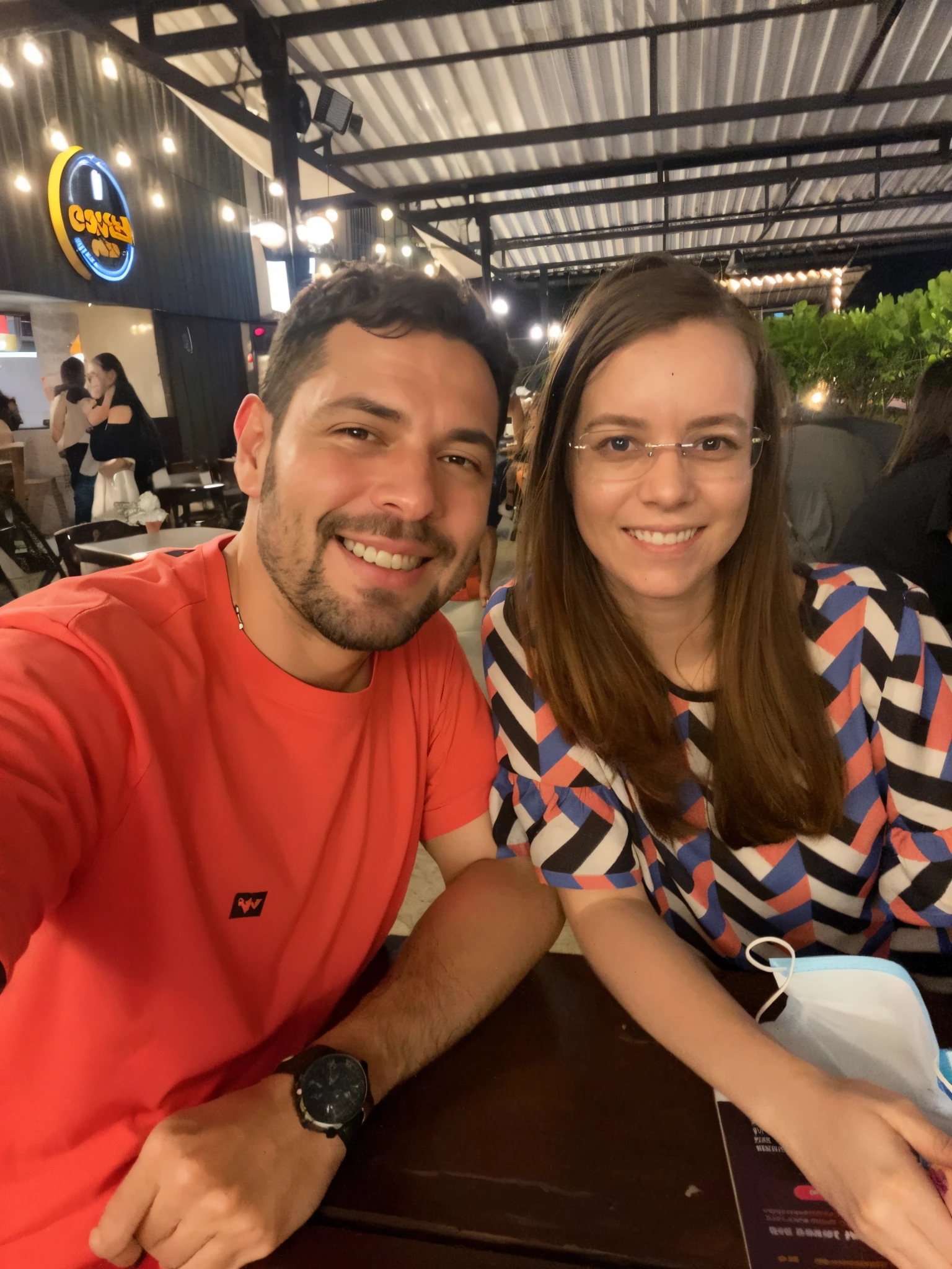 there is a man and woman sitting at a table with a drink, Directed by: Nandor Soldier, In Sao Paulo, Casal feliz, 4 k post, Postagem 4k, Noite!, imagem de perfil, Fotografia tirada em 2 0 2 0, at night, par, Valentina Embaralhamento, photo taken at night, divertindo-se, Directed by: David Ruby