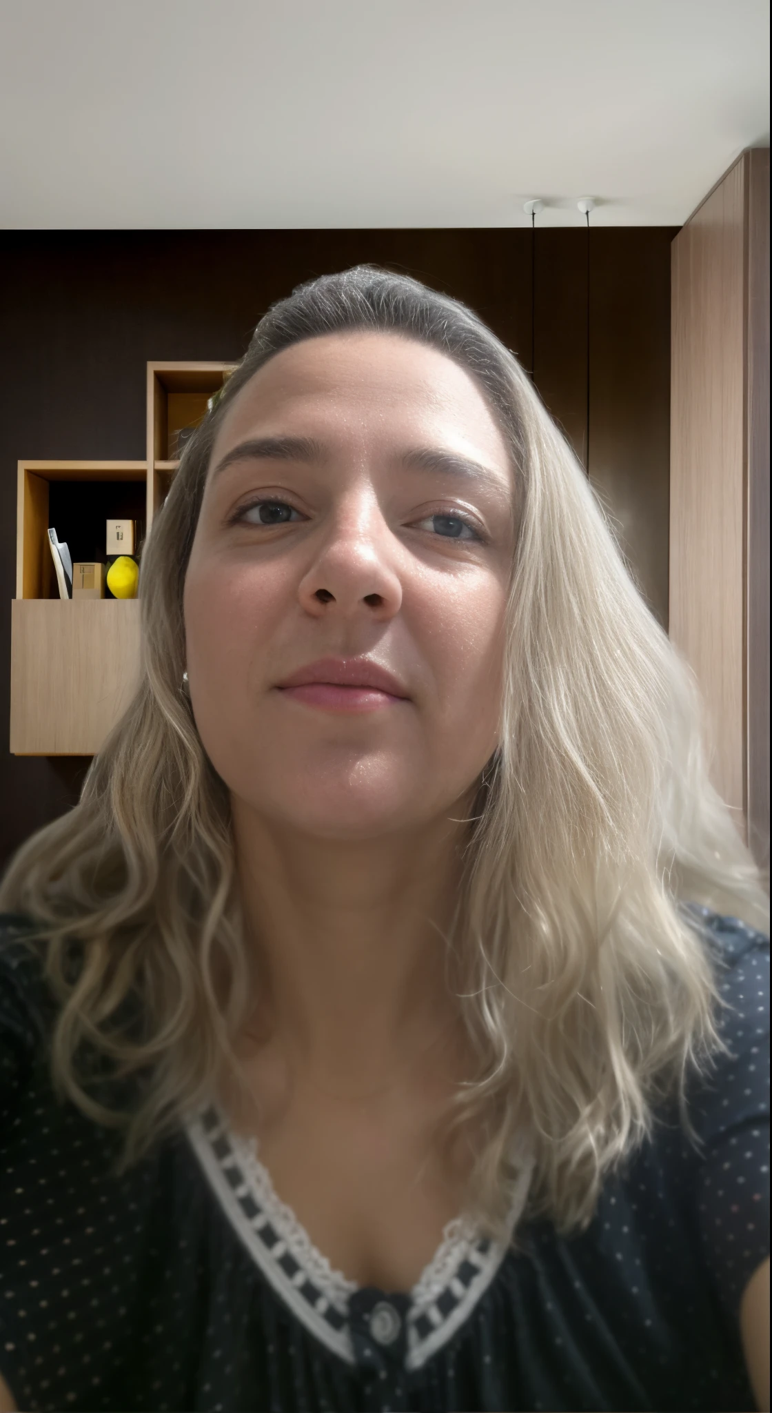 Uma mulher loira tirando uma selfie