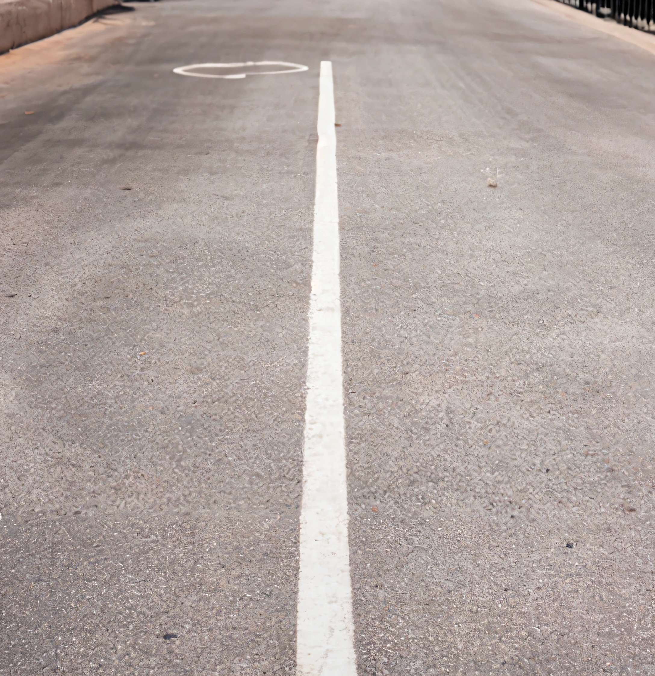 there is a white line on the road that is painted, Central straight composition, Empty road in the middle, empty street, Thin straight lines, Lines of leadership, empty road, marking lines, estacionamiento en la calle, Antecedentes de la pista de carreras, en el piso de concreto, punto de fuga de la lente gran angular, en un estacionamiento, No hay coches. foco nítido, a lo largo