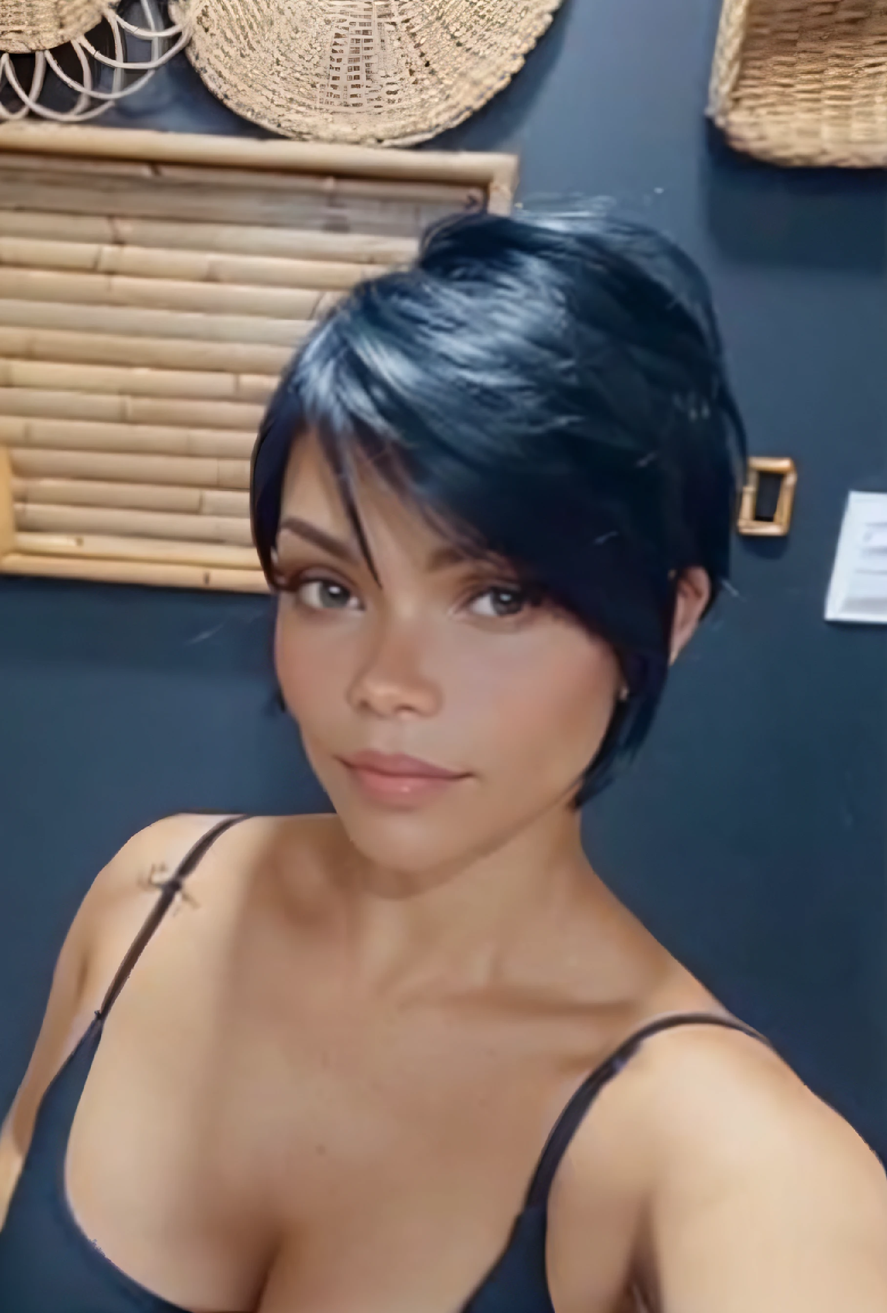 um close up de uma mulher em um top preto posando para uma foto, com cabelos curtos, cabelo preto curto, Ela tem cabelo preto com franja, cabelo preto curto com franja, pixie preto curto como cabelo, cabelo curto preto, corte de cabelo curto, corte de cabelo da franja lateral, com cabelo curto com franja, short hair, com franja, cabelos curtos e escuros, Nicole De Boer, corte pixie