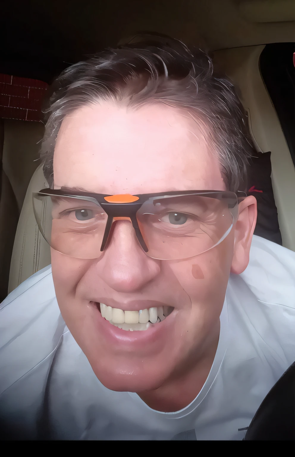 smiling man in glasses and white shirt in a car, muito bobo olhando, Selfie de um homem, foto do perfil, Selfie!!!!! de um homem, imagem de perfil, foto Selfie, foto de perfil headshot, taken in the early 2020s, foto de um homem branco de 50 anos, foto do snapchat, foto headshot, foto de perfil, Miguel Hoppen
