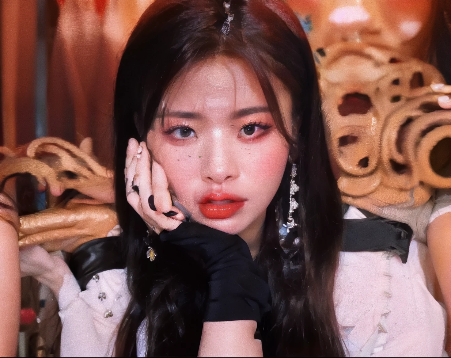 garota araffe com cabelos longos e batom vermelho, sentada em uma cadeira, jennie blackpink, Retrato de Jossi de Blackpink, jossi do blackpink, Parque Roseanne do Blackpink, Retrato Jisoo Blackpink, jisoo do blackpink, Jisoo do Blackpink, Lalisa Manobal, & her expression is solemn, Lalisa Manoban do Blackpink, Jinyoung Canela, cynthwave