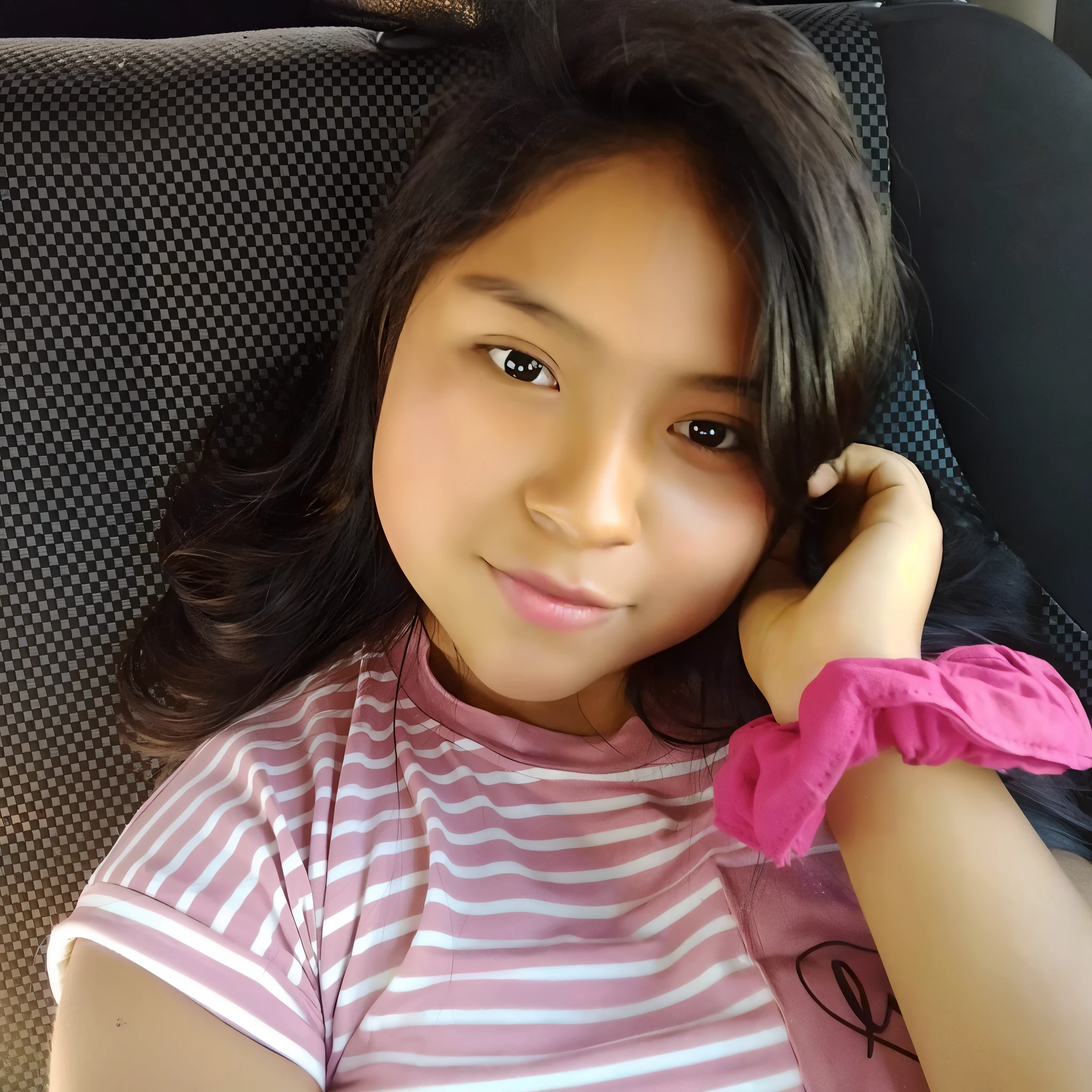 Arafed girl sitting in a car with her arm resting on her head., alanis guillen, 18 years old, she is about 1 6 , leve sonrisa linda, Cindy Avelino, 1 6 years, linda joven, Imagen filtrada, Joven adolescente, Chica joven y linda, 19 year old girl, Violeta Myers, tetas grandes