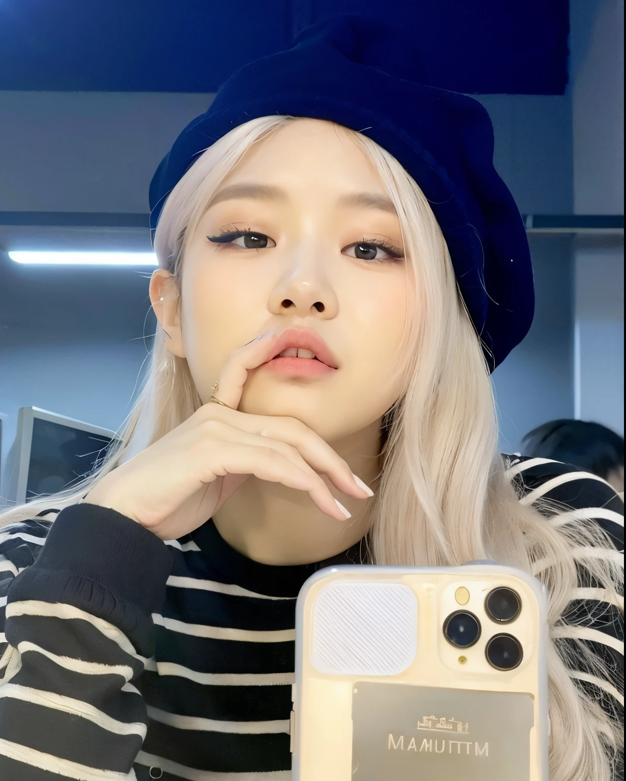 um close up de uma pessoa segurando um celular em frente a um espelho, Parque Roseanne do Blackpink, jossi do blackpink, Retrato de Jossi de Blackpink, her hair is white, Lalisa Manoban do Blackpink, Lalisa Manobal, Jaeyeon Nam, Jinyoung Canela, TaeJune Kim, Jisoo do Blackpink, jennie blackpink, jisoo do blackpink
