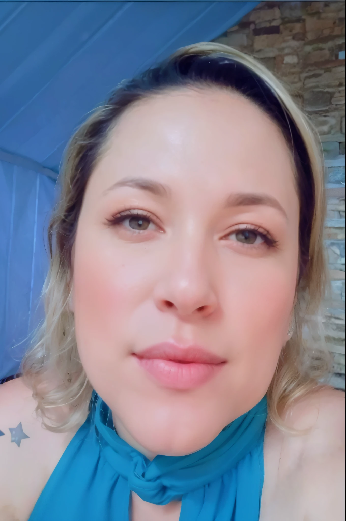 1 mulher, americano, Beautiful, ((selfie na parte superior do corpo, Feliz)), Tiroteio em uma tenda, bela luz de fundo, Sinal de abertura da tenda,master part, best quality, ultra-detalhado, sozinho, Ao ar livre, (Noite), Montanhas, Natureza, (estrela, A Lua) alegre, Feliz,, Aconchegante em um saco de dormir, dentro da tenda, When you open the tent, You can see some good riders outside.., floresta, rock formations, Rios, Madeira, smoke billowing, sombrio, Contraste, sky clear, analogue style (olhando para cima para o espectador:1.2) (textura da pele) (filmic grain:1.3), (Tonalidade quente, tom quente:1.2), Close-up, Cinematic light, side-lighting, Os ultra-Highres, Melhores Sombras, ....RAW, metade superior do corpo, wearing pullover, Relaxed and intimate photos, com longos cabelos loiros,