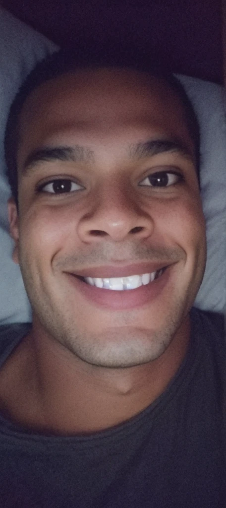 homem sorridente deitado na cama com um travesseiro e um travesseiro, sorriso insano, foto do perfil, happily smiling at the camera, foto selfie, Brandon, Grande sorriso preto, foto do snapchat, muito bobo olhando, rosto perfeitamente iluminado, selfie shot straight on angle, iphone selfie, foto headshot, foto de perfil headshot, Face is brightly lit, muito ligeiramente sorridente, Slight friendly smile
