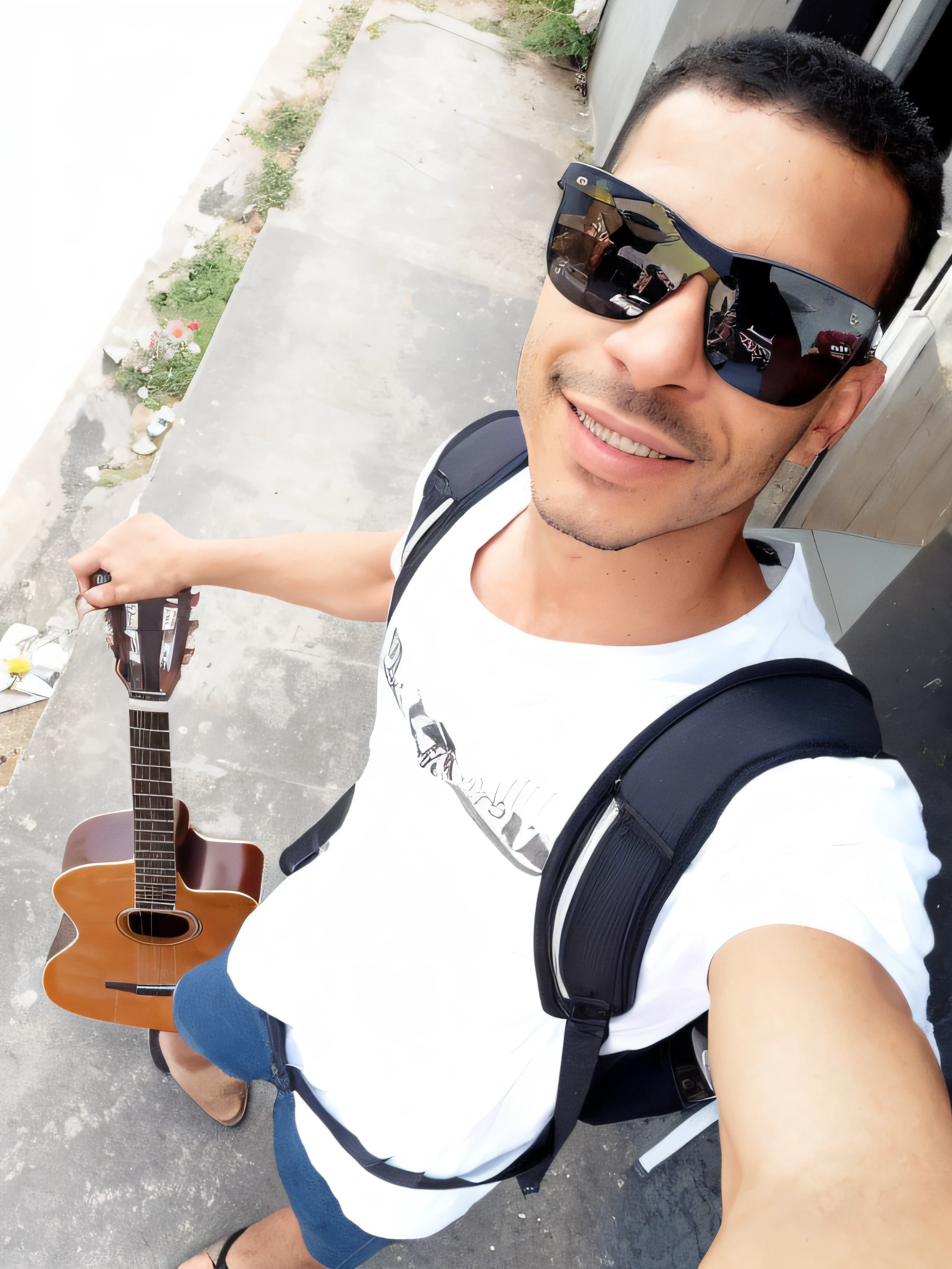 sharp man with sunglasses holding a guitar and a backpack, caio santos, carregando uma guitarra, edu souza, red sunglasses and a guitar, holding a guitar, Amr Elshamy, em uma rua, Estilo Mohamed Chahin, Tiro em GoPro9, Selfie!!!!!, david rios ferreira, icaro carvalho, na rua, inspirado em Nathan Oliveira