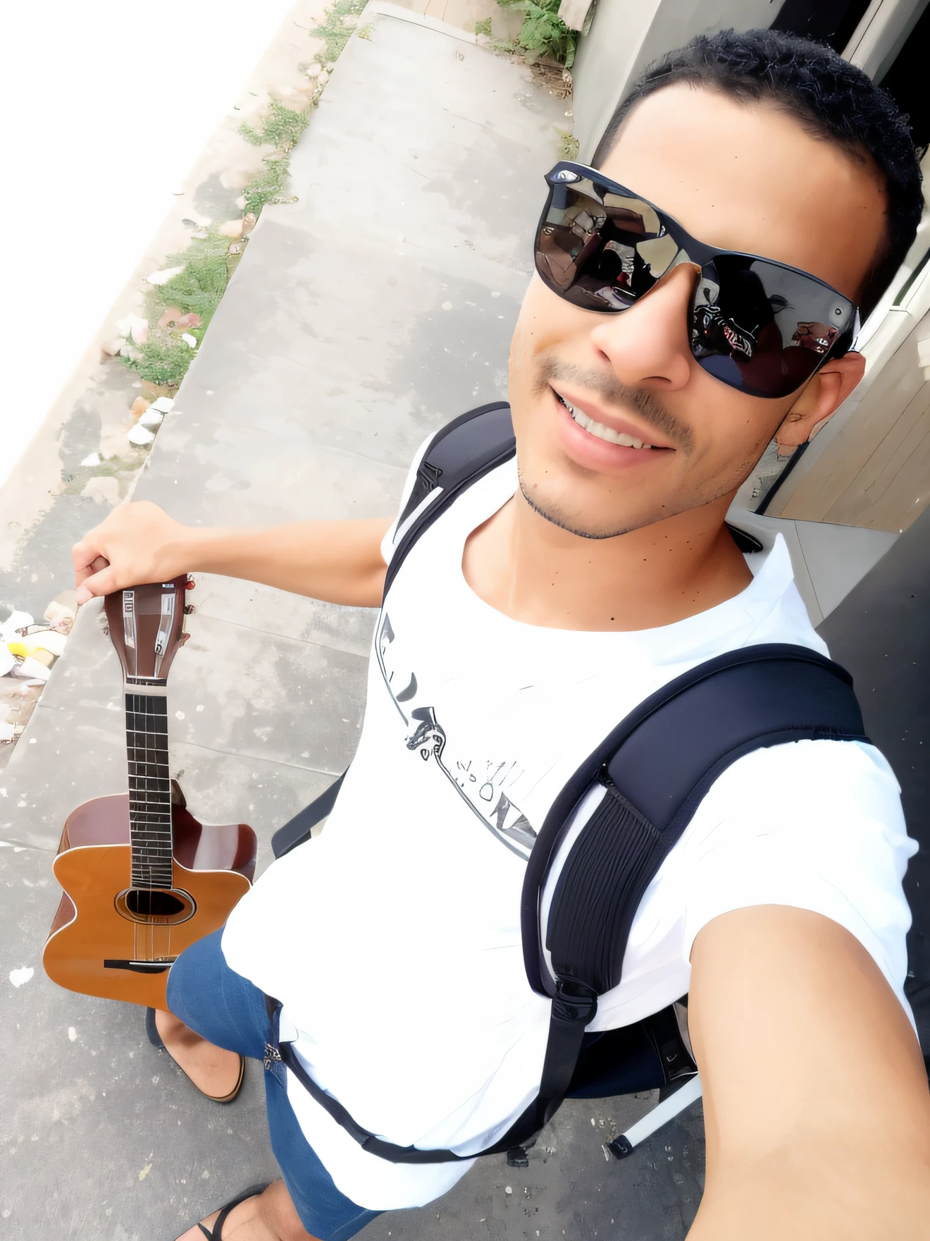 sharp man with sunglasses holding a guitar and a backpack, caio santos, carregando uma guitarra, edu souza, red sunglasses and a guitar, holding a guitar, Amr Elshamy, em uma rua, Estilo Mohamed Chahin, Tiro em GoPro9, Selfie!!!!!, david rios ferreira, icaro carvalho, na rua, inspirado em Nathan Oliveira