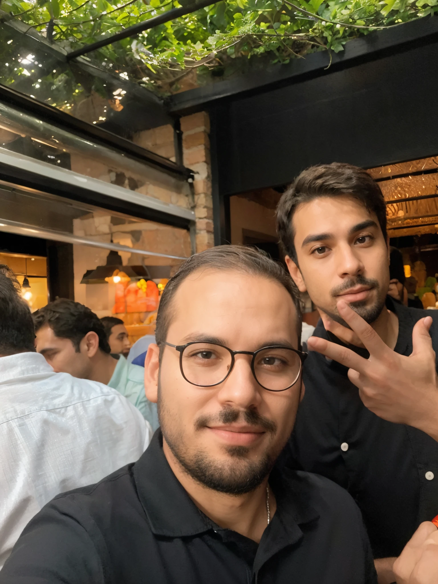 Dois amigos em um restaurante