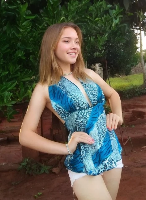 15 year old woman.ella es rubia y hermosa.buen cuerpo
