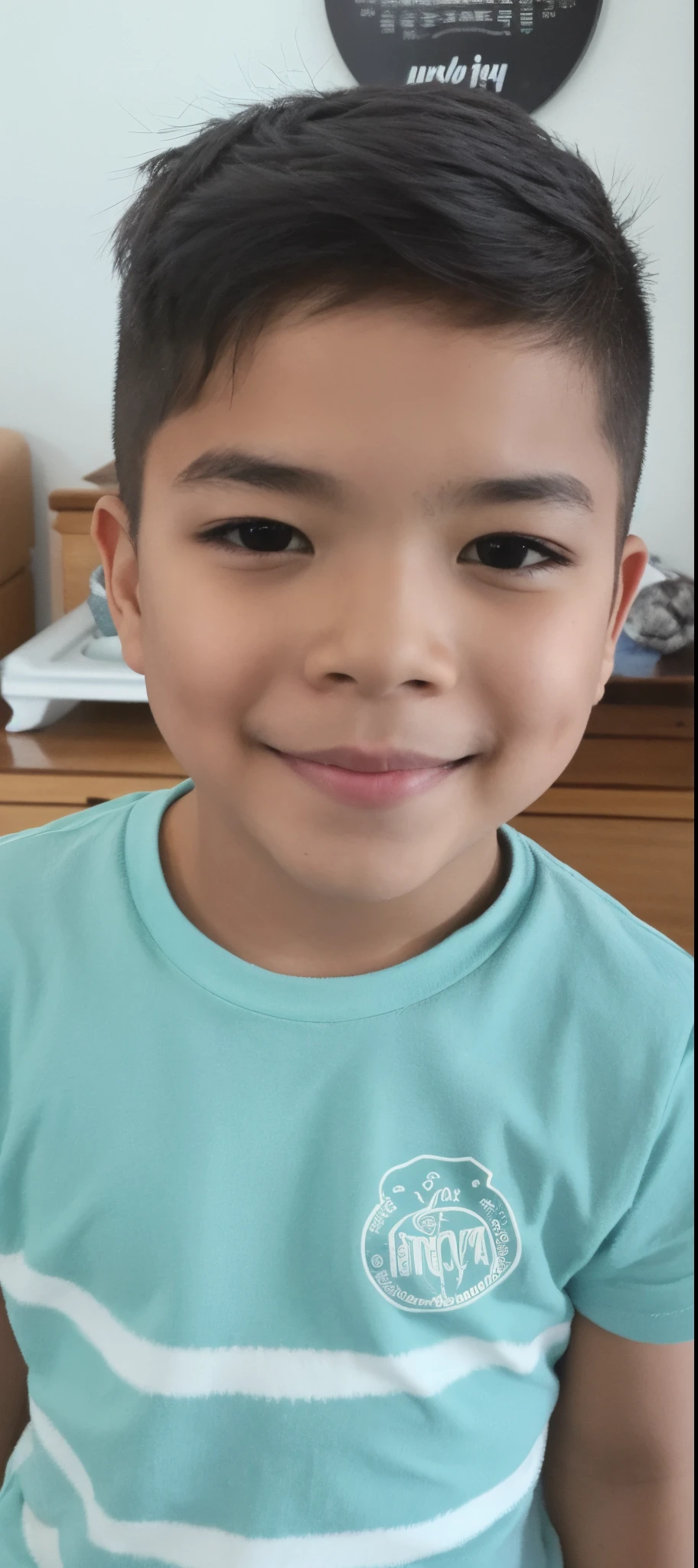 there is a boy who is smiling and wearing a blue shirt, com rosto neutro, cara perfeita e meninot chin, imagem do rosto, Noticeable tear on cheek, rosto suado, detailed face of a asian boy, cara de menino, olhoxotropia, Face is brightly lit, marcas no rosto, rosto manchado, sardas no rosto