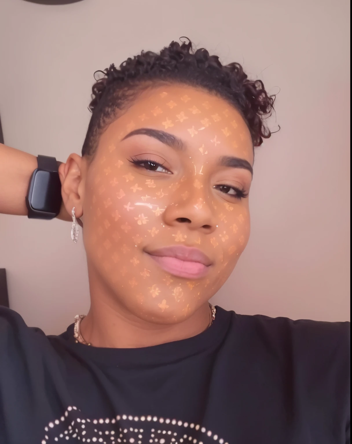 homem arafiado com uma camisa preta e uma pintura facial dourada, ele tem um brilho vindo dele, pele clara, tatuagens de rosto dourado, rosto amarelo brilhante, brilhante, marcas no rosto, intricate patterns on face, rosto perfeitamente iluminado, pele dourada lisa, Face is brightly lit, glowing aesthetic, filtro do instagram, tatuagem do rosto do neon, man is with black skin