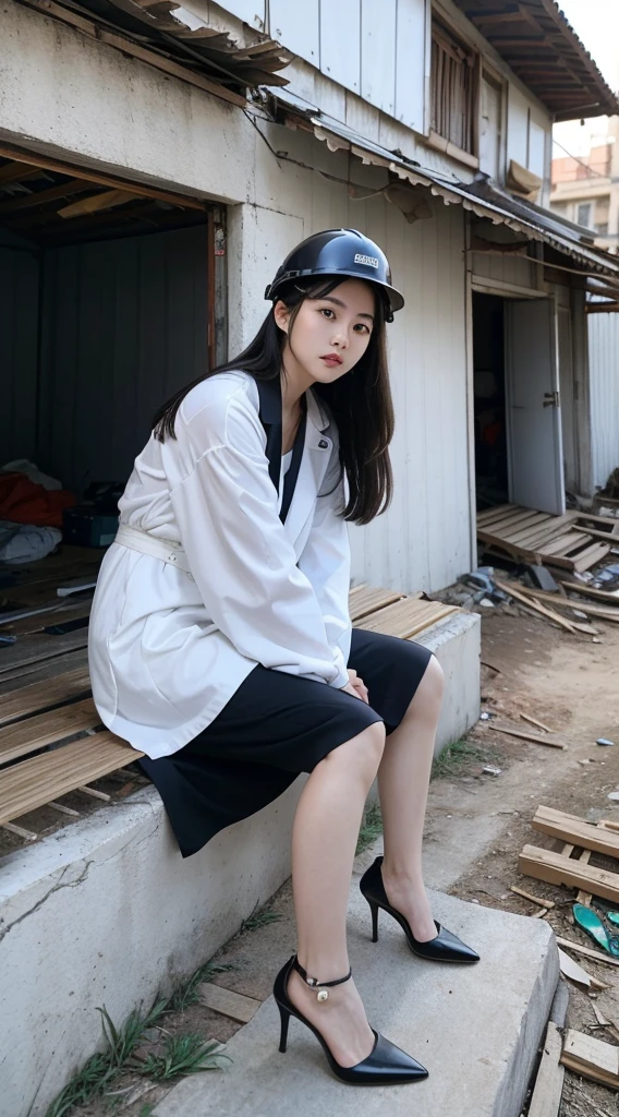 Jiang Shihan wore high heels at the construction site today，I was already quite tired.，At this time, I can’t even stand the trouble.，While bearing the attack aggrievedly，While being shy, I beg to be let go。
　　A white-collar beauty wearing a smart business suit，Wearing black silk heels，Wearing a safety helmet，Cheng Huan lives in a rough building with no doors or windows around...
