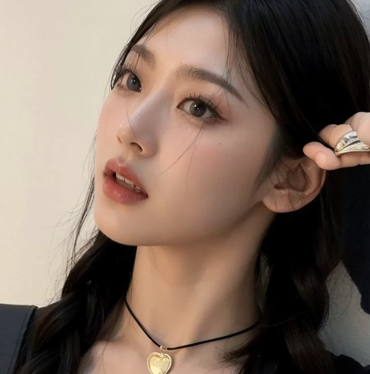 uma mulher com longos cabelos negros usando uma blusa preta e um colar de ouro, linda mulher coreana jovem, Mulher sul-coreana bonita, mulher coreana jovem bonita, tzuyu de duas vezes, Ulzzang, maquiagem sul-coreana popular, maquiagem coreana popular, Heonhwa Choe, Lee Ji-eun, Lee Ji - Eun, Retrato de Jossi de Blackpink, menina coreana