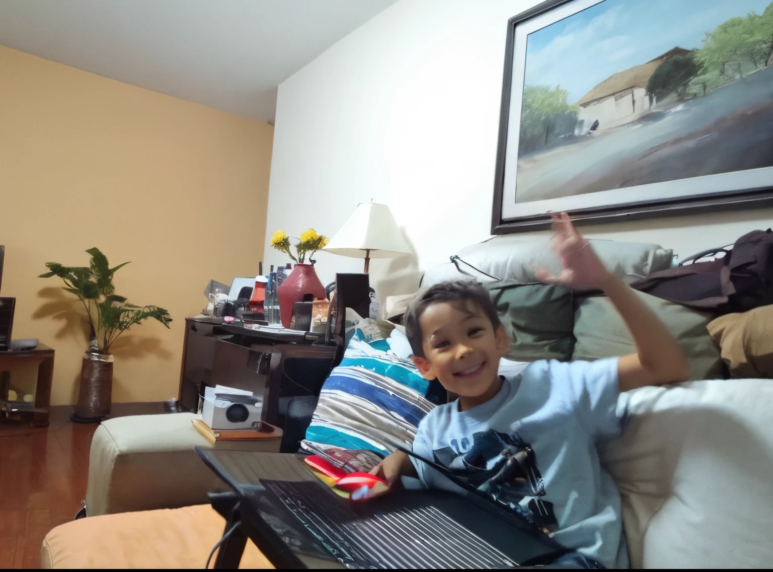 There's a boy sitting on a couch with a laptop, imagem desfocada, non blurry, imagem de qualidade muito baixa, jamming to music, ela expressando alegria, in an action pose, muito animado, foto desfocada, waving at the camera, an artistic pose, sentada em seu quarto, com um laptop no colo, holding it out to the camera