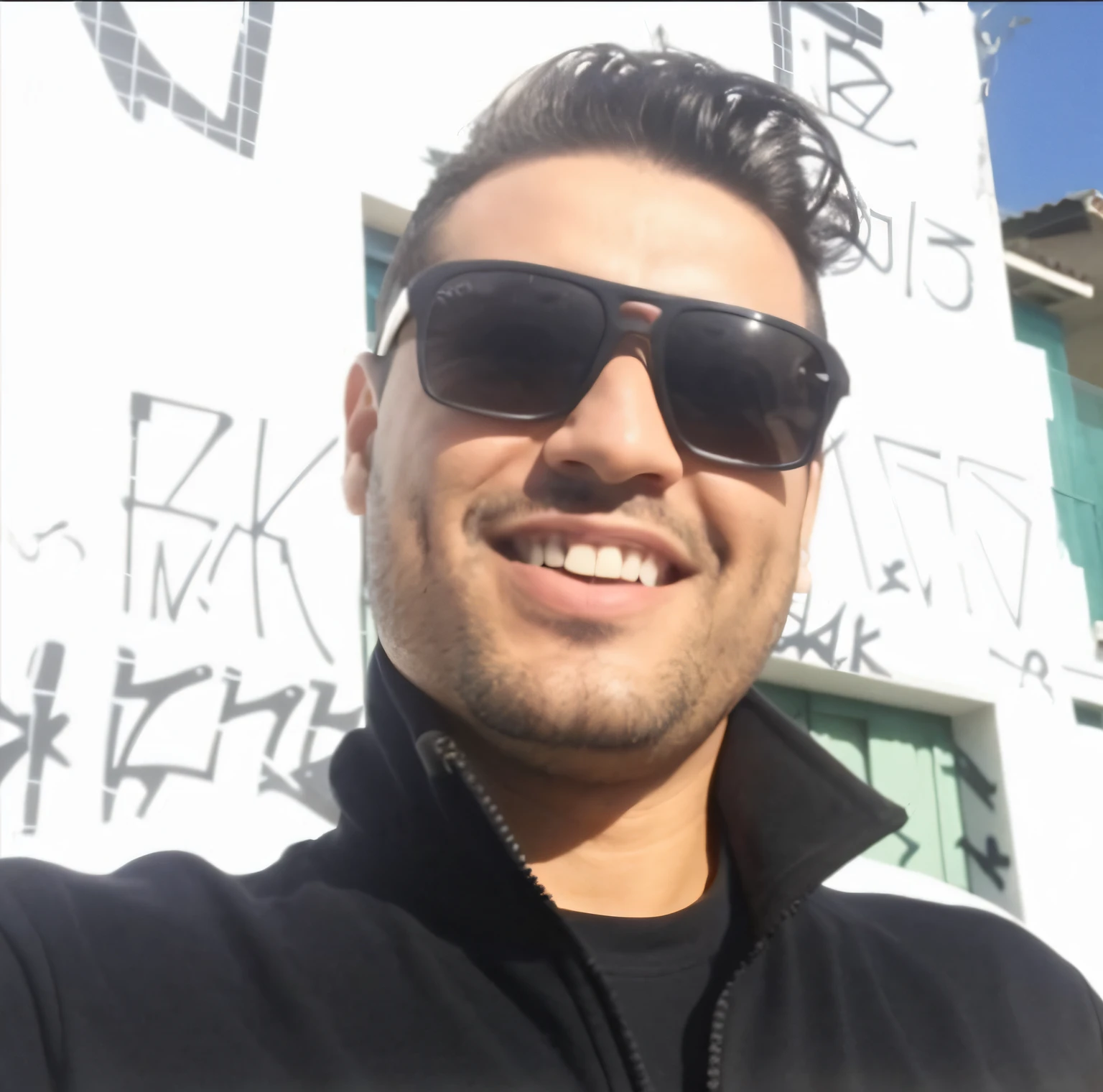Homem de jaqueta preta parado em frente a uma rua movimentada, Miguel Iglesias, david rios ferreira, Directed by: Luis Miranda, caio santos, Shabab Alizadeh, Aykut Aydogdu, thiago lehmann, Alexandre Ferra, foto de perfil headshot, In Sao Paulo, eng kilian, imagem do avatar, Miguel Vicente, icaro carvalho
