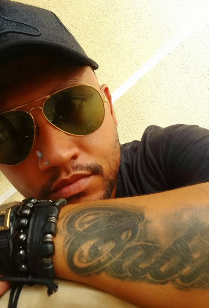 there is a man with a tattoo on his arm and a hat on, foto de perfil, foto de perfil, imagem de perfil, olhando heckin legal e elegante, inspirado em Byron Galvez, Masterpice, Foto de perfil, wearing versace sunglasses, Rodney Mateus, taken in the early 2020s, maximus jacobs, Jean Deville, inspirado em Dave Arredondo