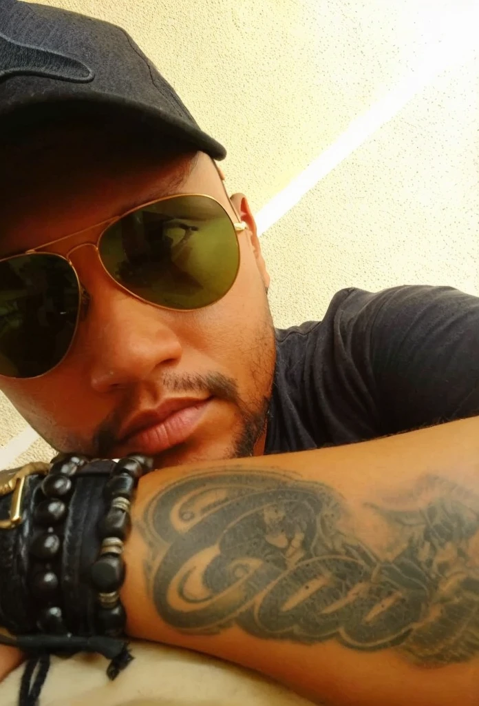 there is a man with a tattoo on his arm and a hat on, foto de perfil, foto de perfil, imagem de perfil, olhando heckin legal e elegante, inspirado em Byron Galvez, Masterpice, Foto de perfil, wearing versace sunglasses, Rodney Mateus, taken in the early 2020s, maximus jacobs, Jean Deville, inspirado em Dave Arredondo