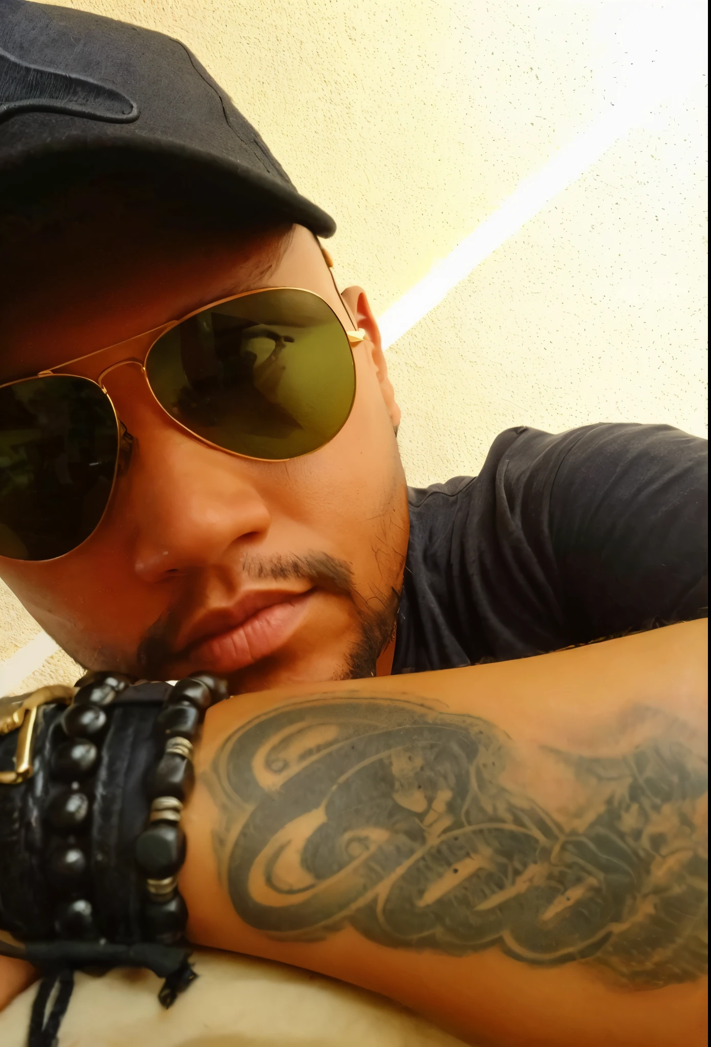 there is a man with a tattoo on his arm and a hat on, foto de perfil, foto de perfil, imagem de perfil, olhando heckin legal e elegante, inspirado em Byron Galvez, Masterpice, Foto de perfil, wearing versace sunglasses, Rodney Mateus, taken in the early 2020s, maximus jacobs, Jean Deville, inspirado em Dave Arredondo
