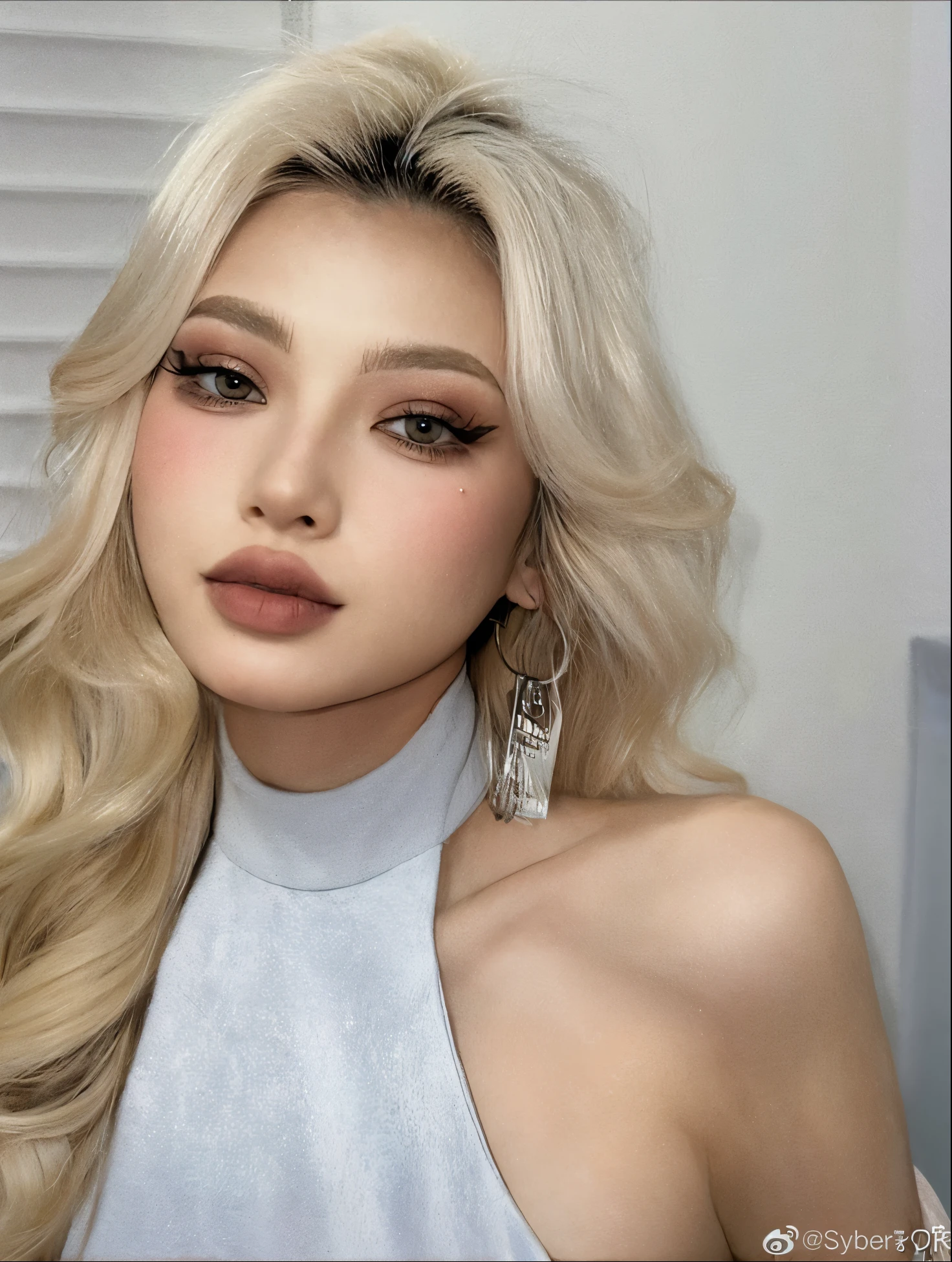 um Close up de uma mulher com longos cabelos loiros usando um top branco, ava max, maquiagem sul-coreana popular, maquiagem coreana popular, Lalisa Manobal, pale skin curly blond hair, Sakimichan, cabelos loiros e olhos grandes, menina coreana, rosto sexy com maquiagem completa, beautiful aesthetic face, Mulher sul-coreana bonita, Parque Roseanne do Blackpink, Cl com a melhor qualidade