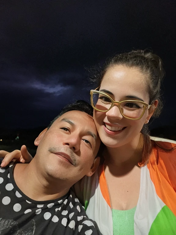 smiling woman and man posing for a photo at night, amigos felizes, during sunset, Fotografia selfie 8k, Noite!, par, at night, jovens, with sunset, Lovely couple, imagem de perfil, retrato de casal, imagem de qualidade muito baixa, Fotografia tirada em 2 0 2 0, retrato de amigos Postagem no Reddit, Retrato de duas pessoas, imagem retrato