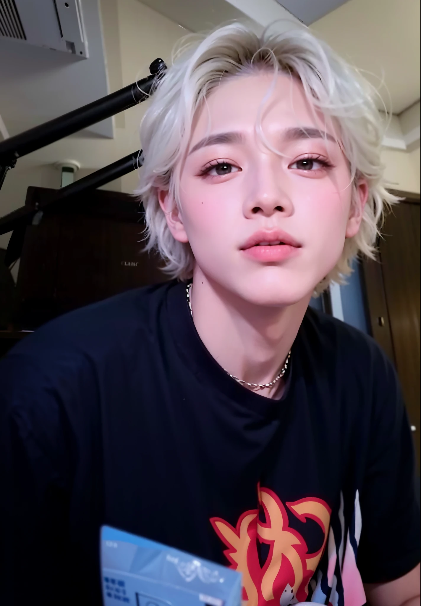 homem arafiado com cabelo loiro e camisa preta sentado em frente a um piano, Cai Xukun, Taehyung comendo batatas fritas Gucci, XQC, wan adorable korean face, Hyung Tae, Loong, inspirado em Bian Shoumin, ele tem cerca de 2 0 anos de idade, ele tem cerca de 20 anos, tommy 1 6 anos de idade, Todos do Grupo NCT