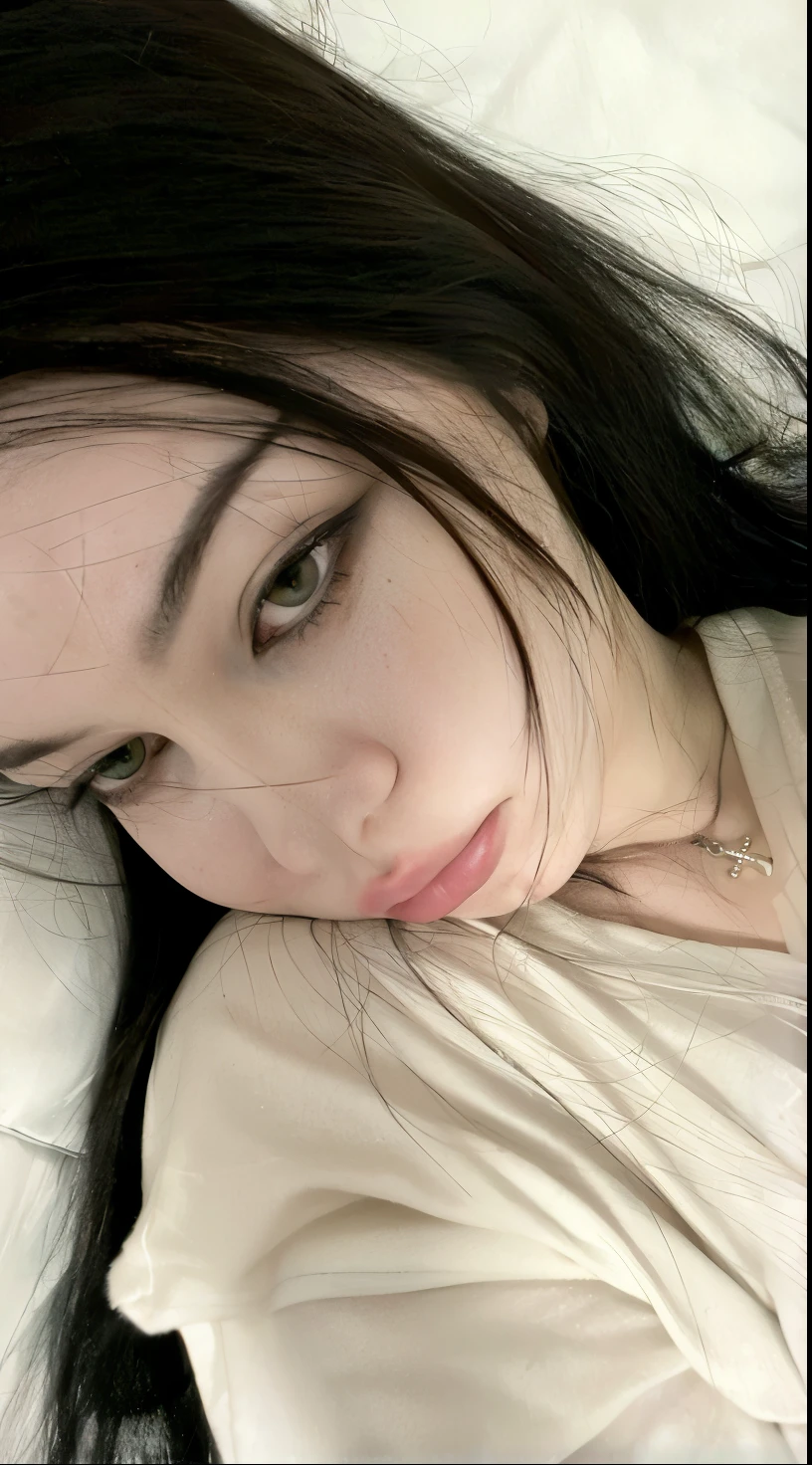 mulher arafa deitada em uma cama com uma camisa branca, olhos castanhos e pele branca, pale skin and dark eyes, pale skin and purple eyes, com cabelos longos e olhos penetrantes, extremely pale white skin, pale white skin, very very pale white skin, soft pale white skin, very very pale white skin, com olhos verdes, pale ivory skin