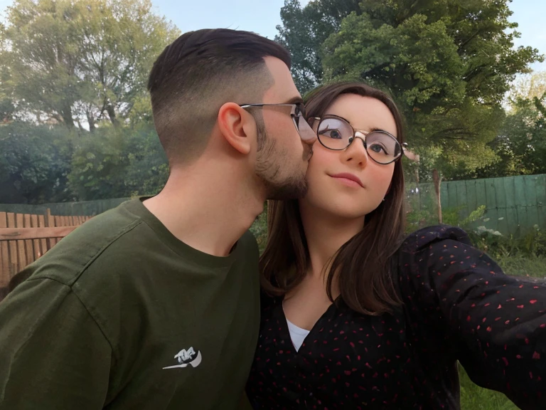 Un Garçon avec un t-shirt vert, et aux cheveux noir. Fait un bisou à une fille brune avec ses lunettes rondes. La fille sourit et elle porte une chemise noire