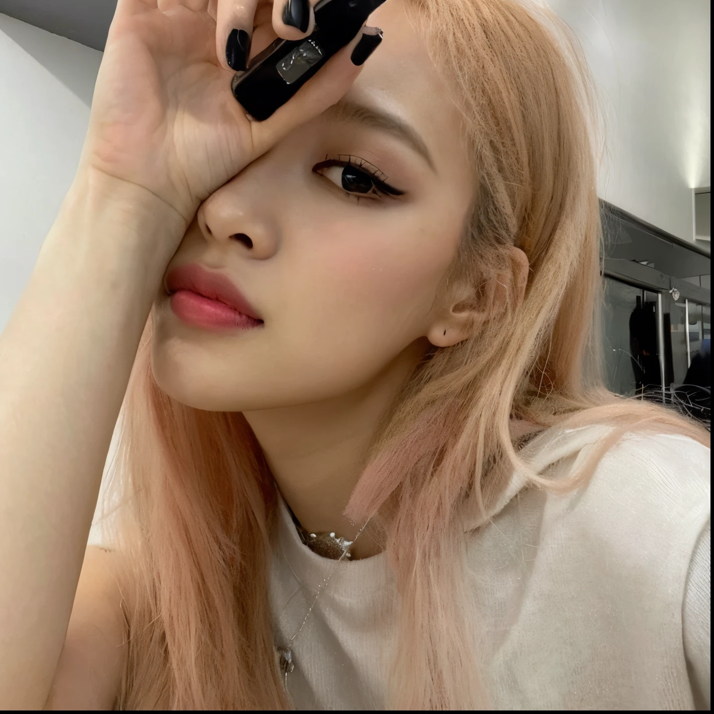 um Close de uma pessoa segurando um telefone celular perto dos olhos, Parque Roseanne do Blackpink, jossi do rosa preto, Lalisa Manoban do Blackpink, Retrato de Jossi de Blackpink, jennie rosa preto, Lalisa Manobal, Cl, jisoo do rosa preto, Jisoo do Blackpink, Retrato Jisoo Blackpink, ava max, rosa preto, maquiagem sul-coreana popular, jia