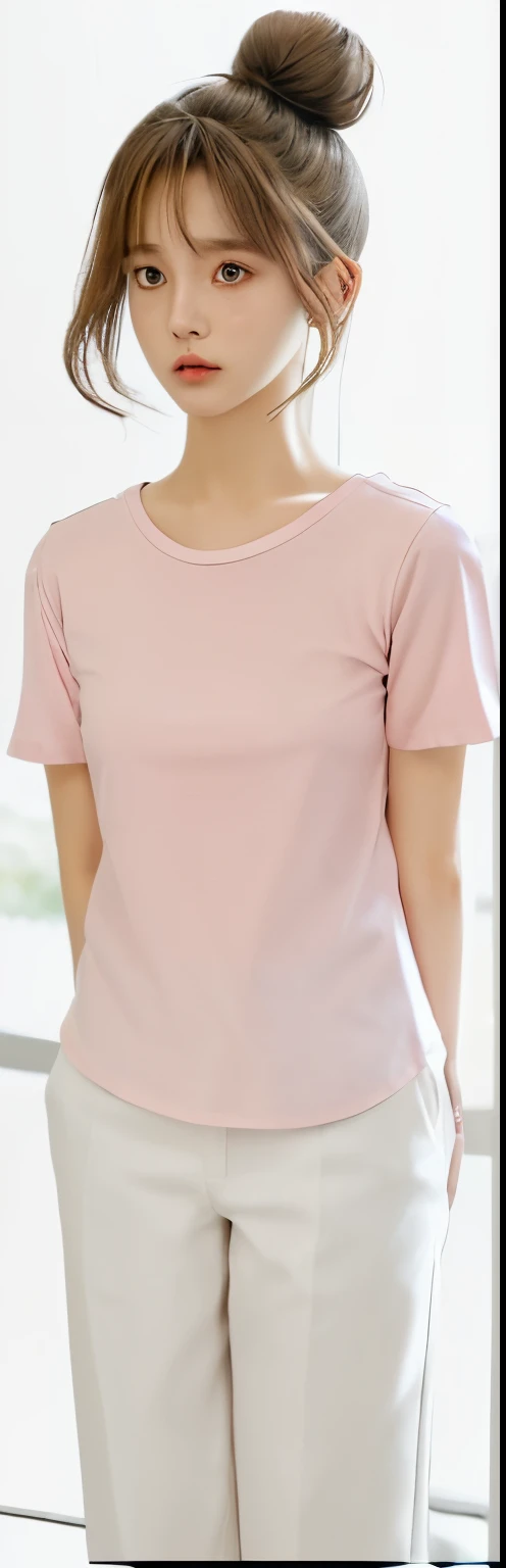 Pink short-sleeved shirt、White pants、Bun head、brown haired、Standing