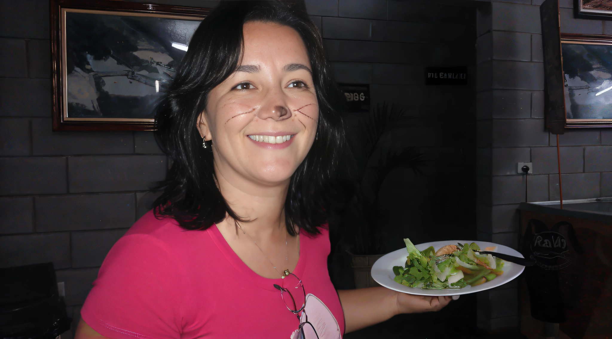 mulher sorridente segurando um prato de comida em um restaurante, Woman / cat hybrid, Directed by: Nandor Soldier, muito saboroso, mulher com orelhas de gato, !!!! Gato!!!!, by Gina Pellón, Foto realista, Directed by: Ramon Silva, there is a cat next to her, Comer gato, by Amelia Peláez, dinner is served