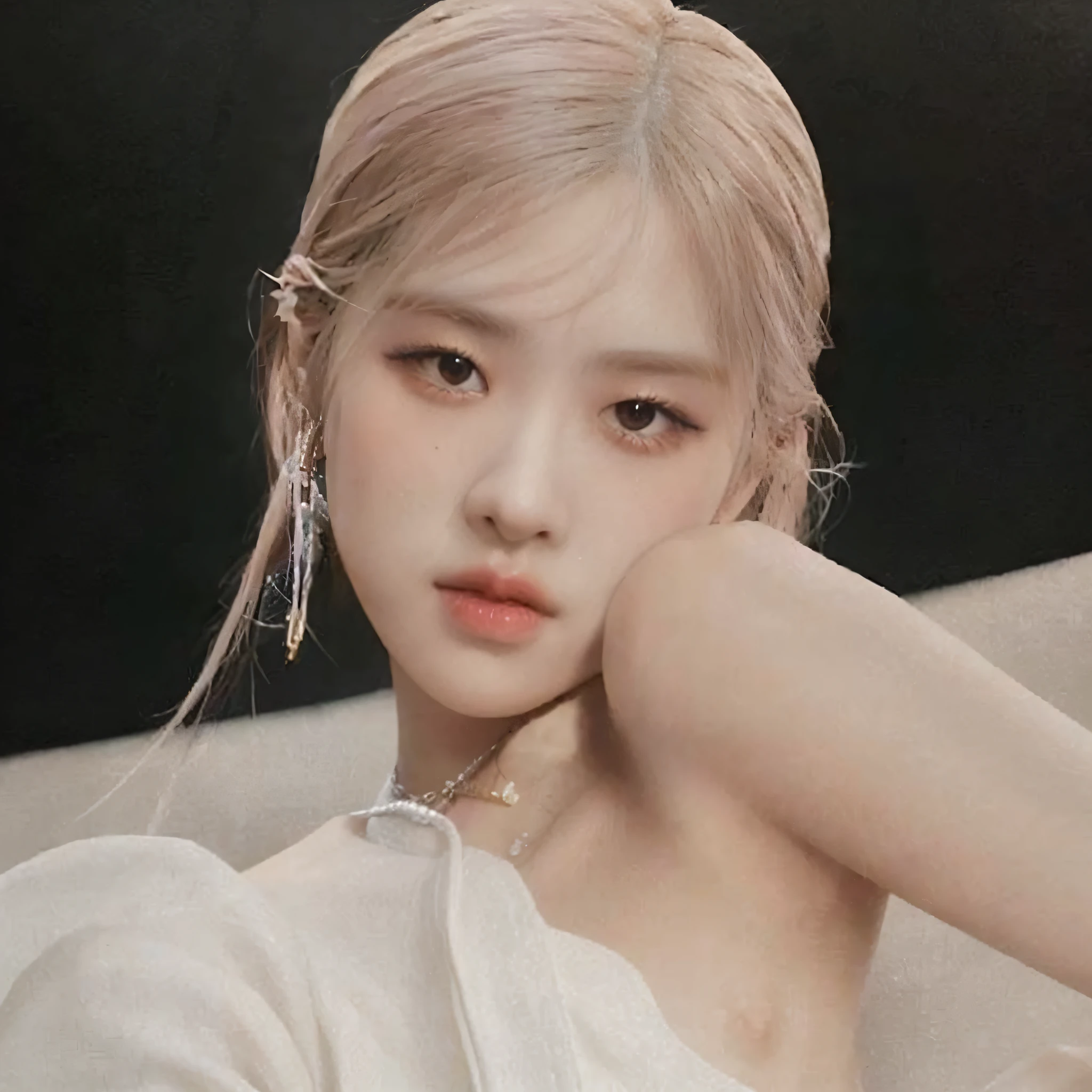 Mujer araffada con cabello rubio y aretes posando para una foto., Retrato de Jossi de Blackpink, Retrato Jisoo Blackpink, Parque Roseanne de Blackpink, portrait of female Korean idol, Retrato de Kpop Idol, Jinyoung Shin, realista. Cheng Yi, inspirado por Yanjun Cheng, Pintura de bello, Arte de Jinyoung Shin, Jossi de Blackpink, por Kim Hwan-gi