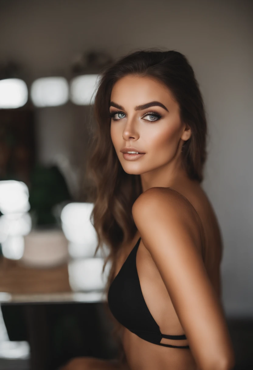 Femme arafed avec un bikini noir et un collier, fille sexy aux yeux verts, Portrait Sophie Mudd, cheveux bruns et grands yeux, Selfie d’une jeune femme, Yeux de chambre, Violet Myers, sans maquillage, maquillage naturel, Regardez directement la caméra dans le miroir, Visage avec Artgram, Maquillage subtil, Superbe selfie dans le miroir, Yeux verts perçants