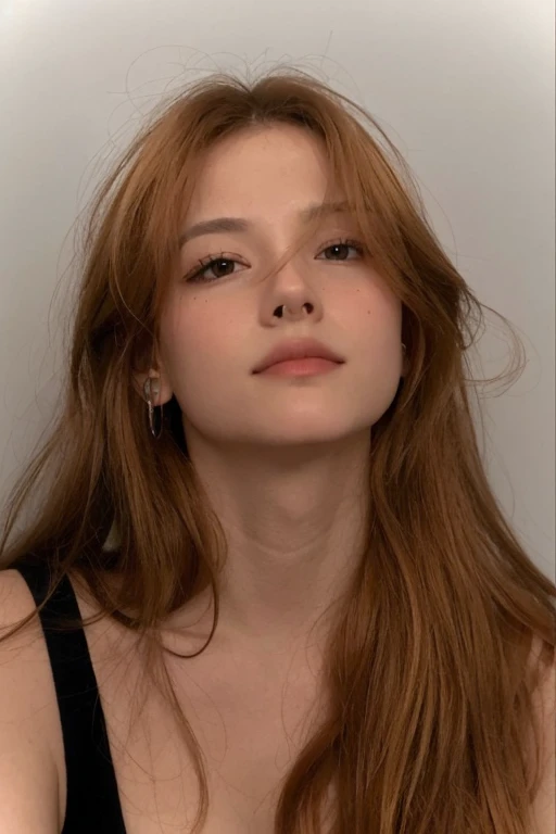 um close up de uma mulher com um piercing no nariz e uma regata preta, anel nasal, piercing septal, piercing no nariz, nariz menor, Elden Ring inspirado, thin button nose, small lips pointy nose, julia hetta, sem nariz, nariz pequeno e reto, nariz fino, nariz aquilino bonito, narinas grandes, nariz pequeno com sardas