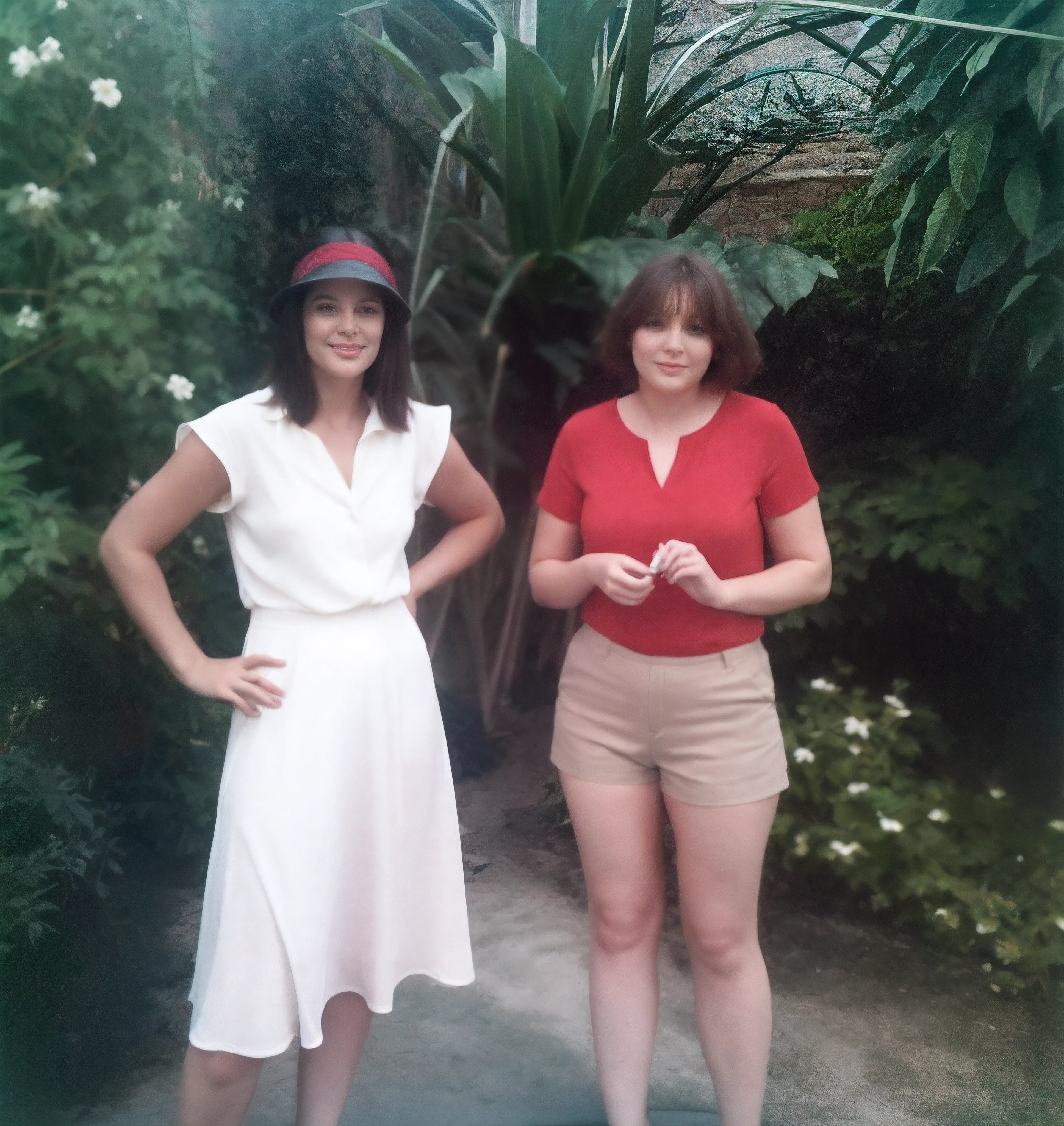 two women next to each other in the garden, mulher com capacete vermelho e verde, cabelo castanho, vestido branco, outra mulher com cabelo castanho, red blouse and cream-colored shorts